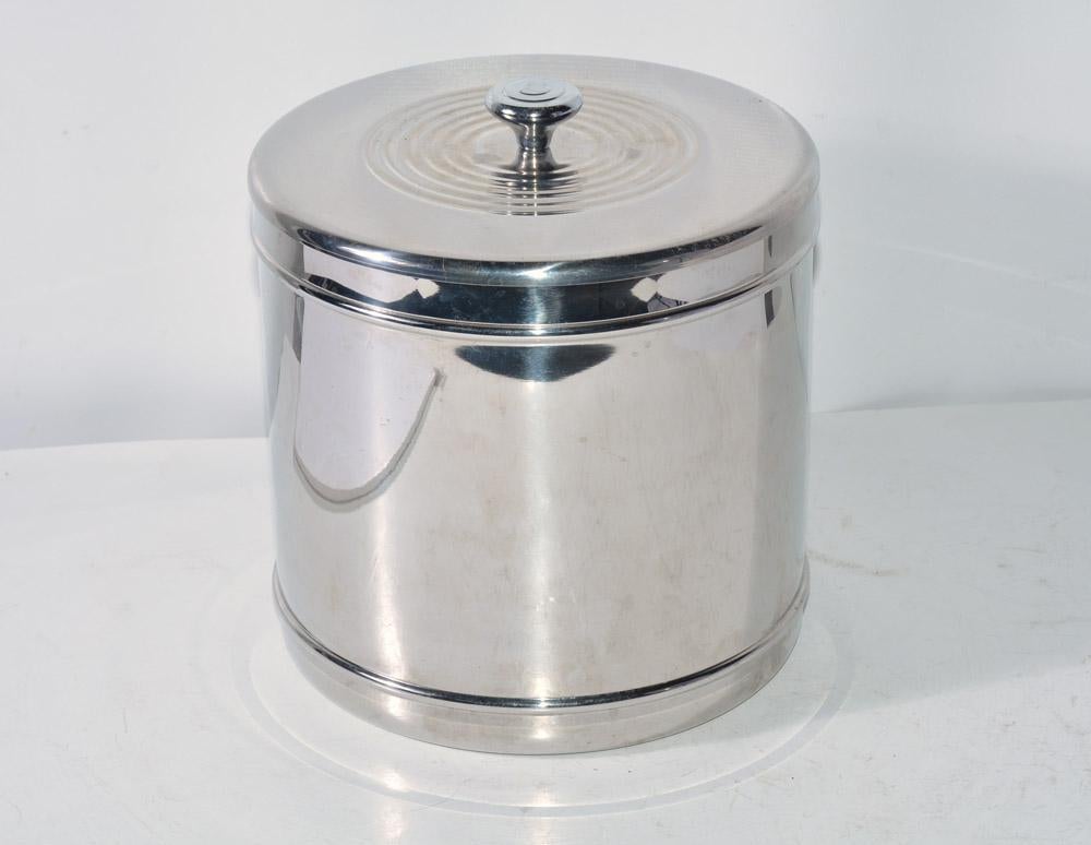 Modern lidded silver toned Ice bucket. Double as wine or champagne cooler with the lid removed. In very good condition. Measures: approx 8.5 inches tall x 8 inches in diameter.
 