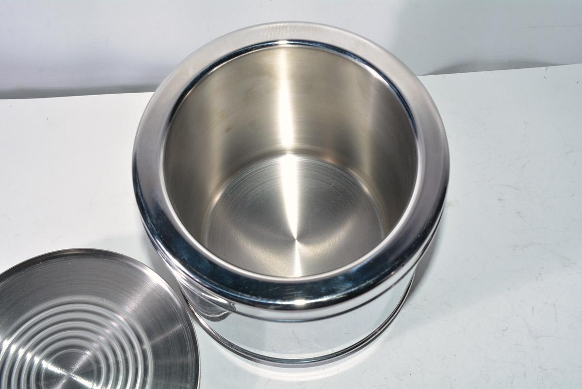 Lidded Stainless Steel Ice Bucket In Good Condition In Sheffield, MA