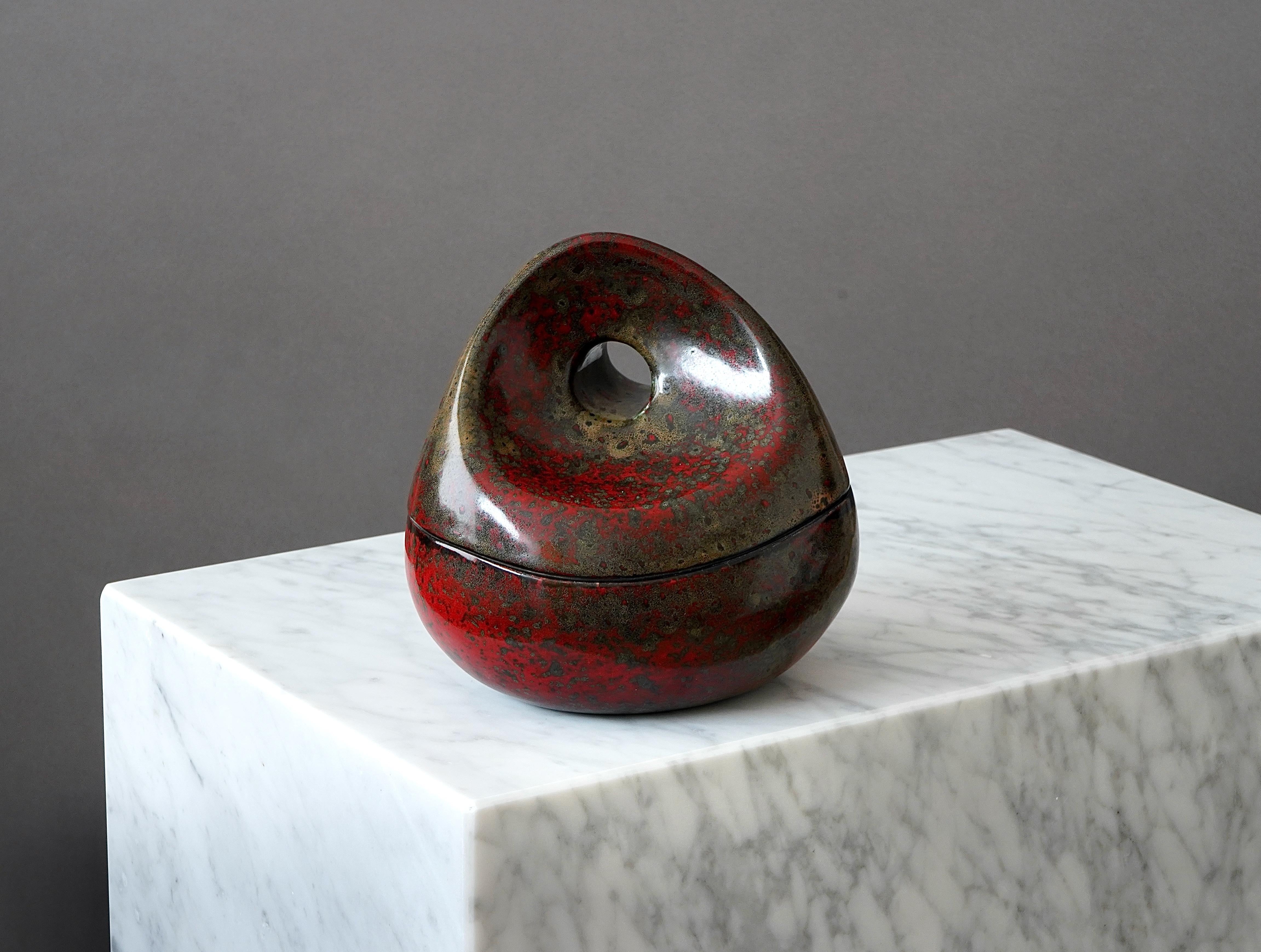 Eine schöne Steinzeugschüssel mit Deckel und toller Glasur.
Hergestellt von Birger Åström (1931-2020) in seinem Studio in Örnsköldsvik, Schweden, 1960er Jahre.

Ausgezeichneter Zustand. Signiert 'BÅM'.

Die Glasur ist ähnlich der von Hans Hedberg.