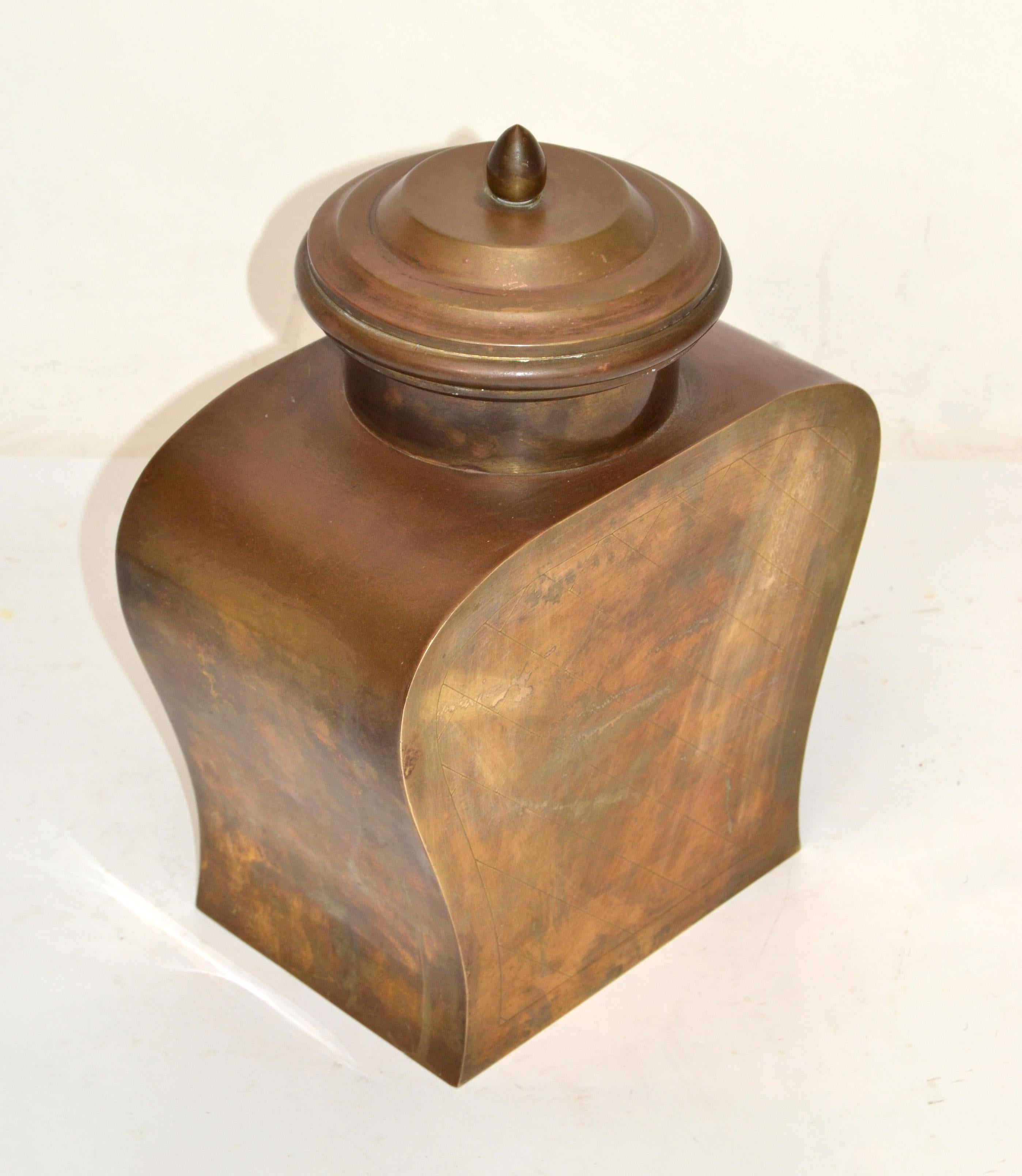 Urne mit Deckel aus getöntem Messing, asiatisch beeinflusstes Mid-Century Modern-Gefäß, 1960 (Mitte des 20. Jahrhunderts) im Angebot