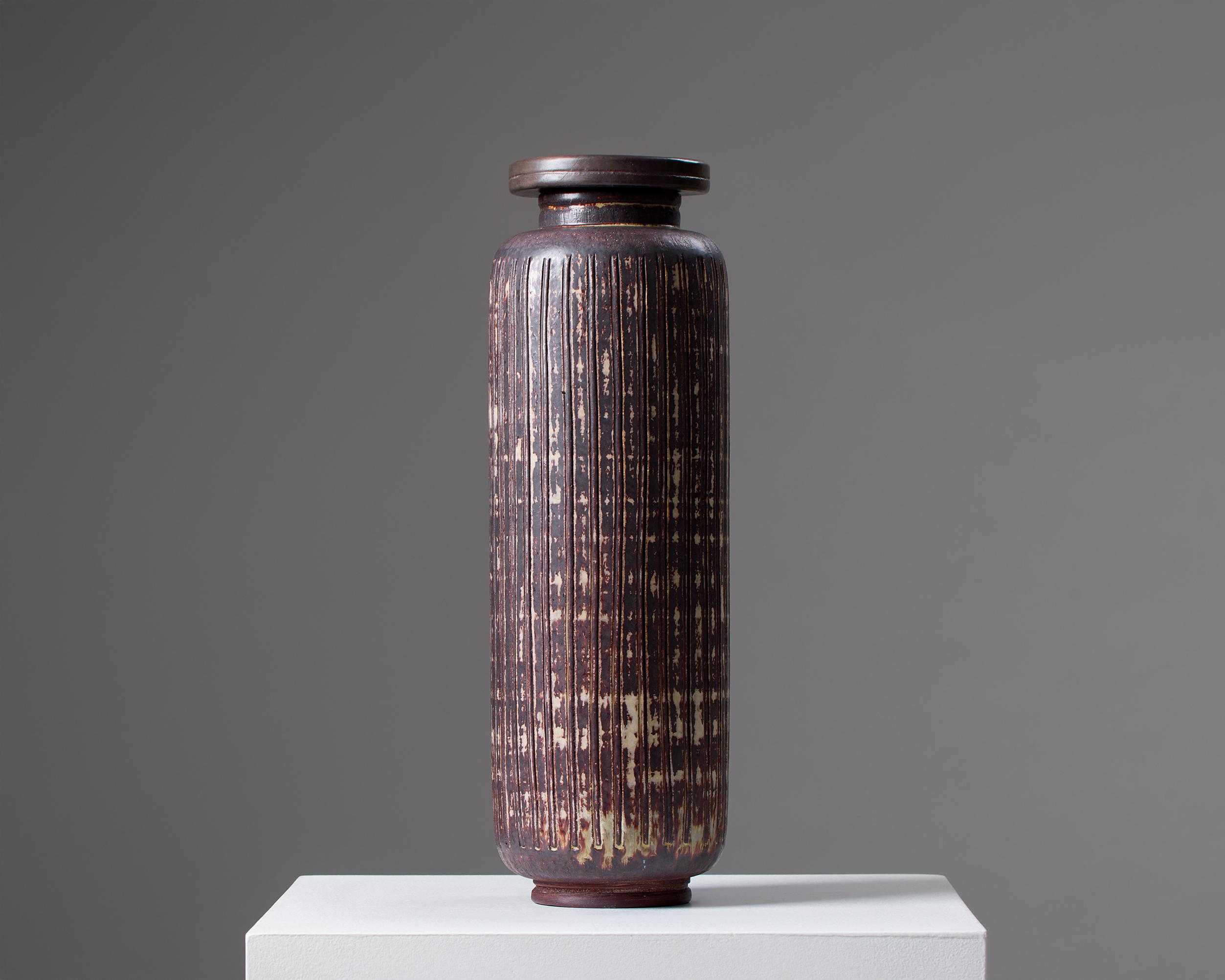 Urne à couvercle conçue par Wilhelm Kåge, Gustavsberg, Farsta, Suède, 1953.

Grès.

Signé.

H : 41 cm / 1' 4