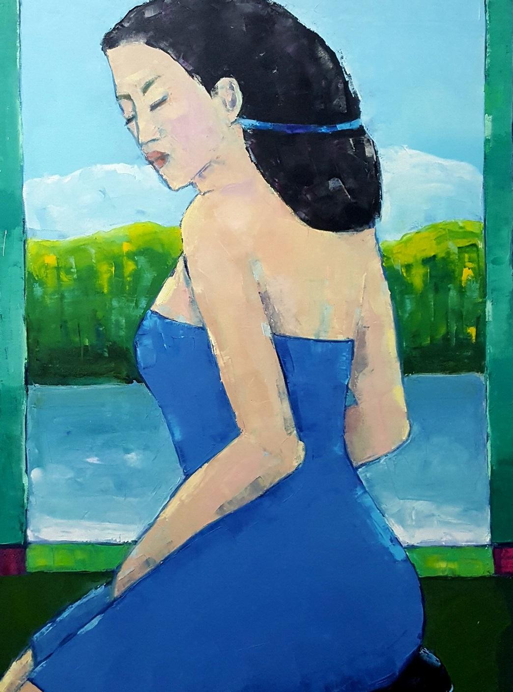 Zeitgenössisches figuratives Ölgemälde auf Leinwand der polnischen Künstlerin Lidia Wiencek. Das Kunstwerk zeigt eine Frau im blauen Kleid, die am Fenster sitzt. Die Frau hat ihre Augen geschlossen. Durch ein Fenster sieht man eine Landschaft. Die