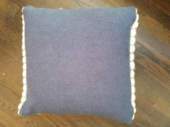 Coussin en laine mérinos bleu « Lido » de Le Lampade