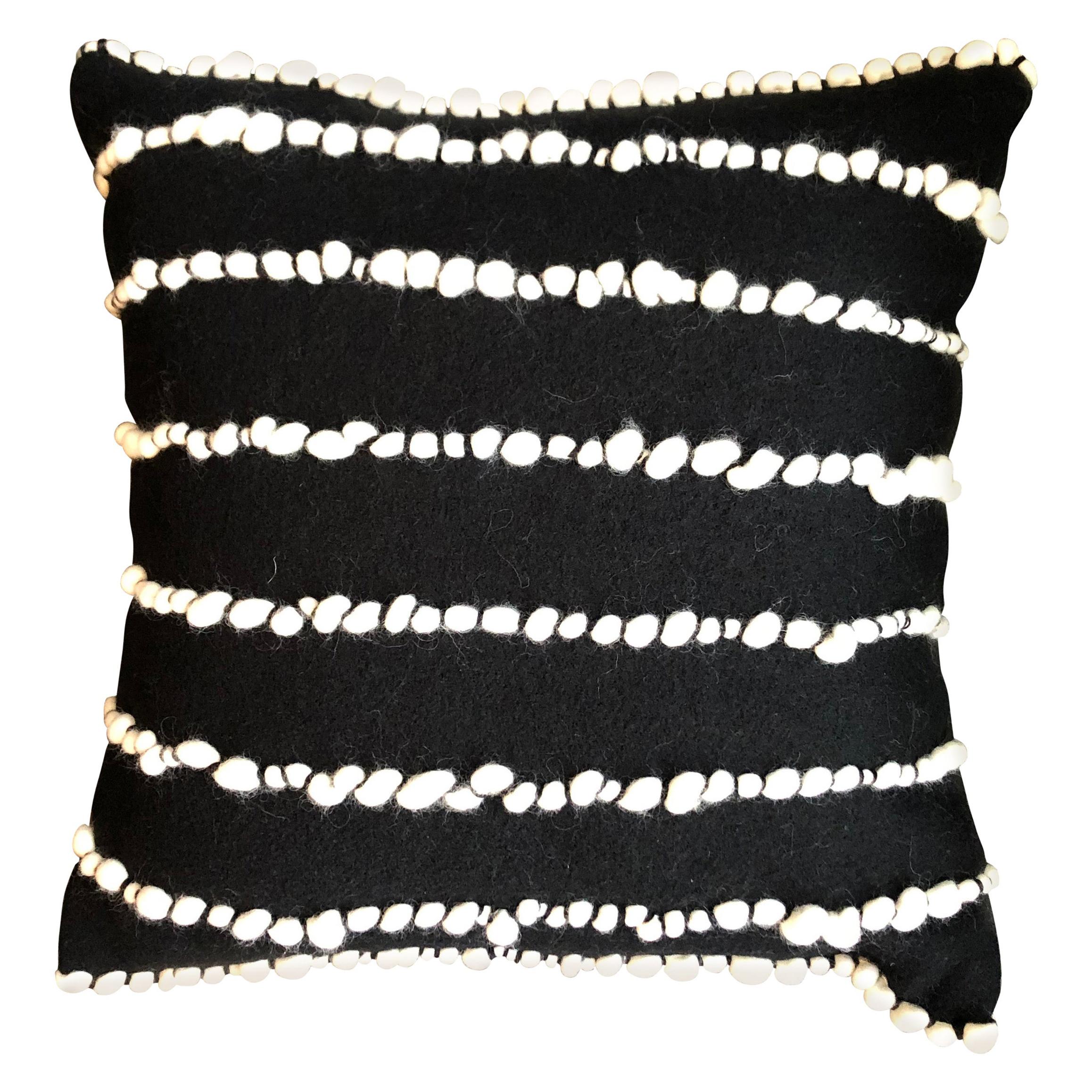 "Lido II" Almohada de lana negra by Le Lampade