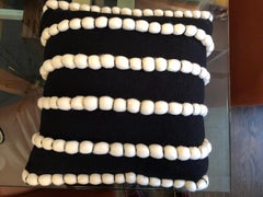 Coussin en laine noire « Lido » de Le Lampade