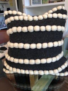 ""Lido" aus Wolle und  Dunkelgraues Kissen von Le Lampade