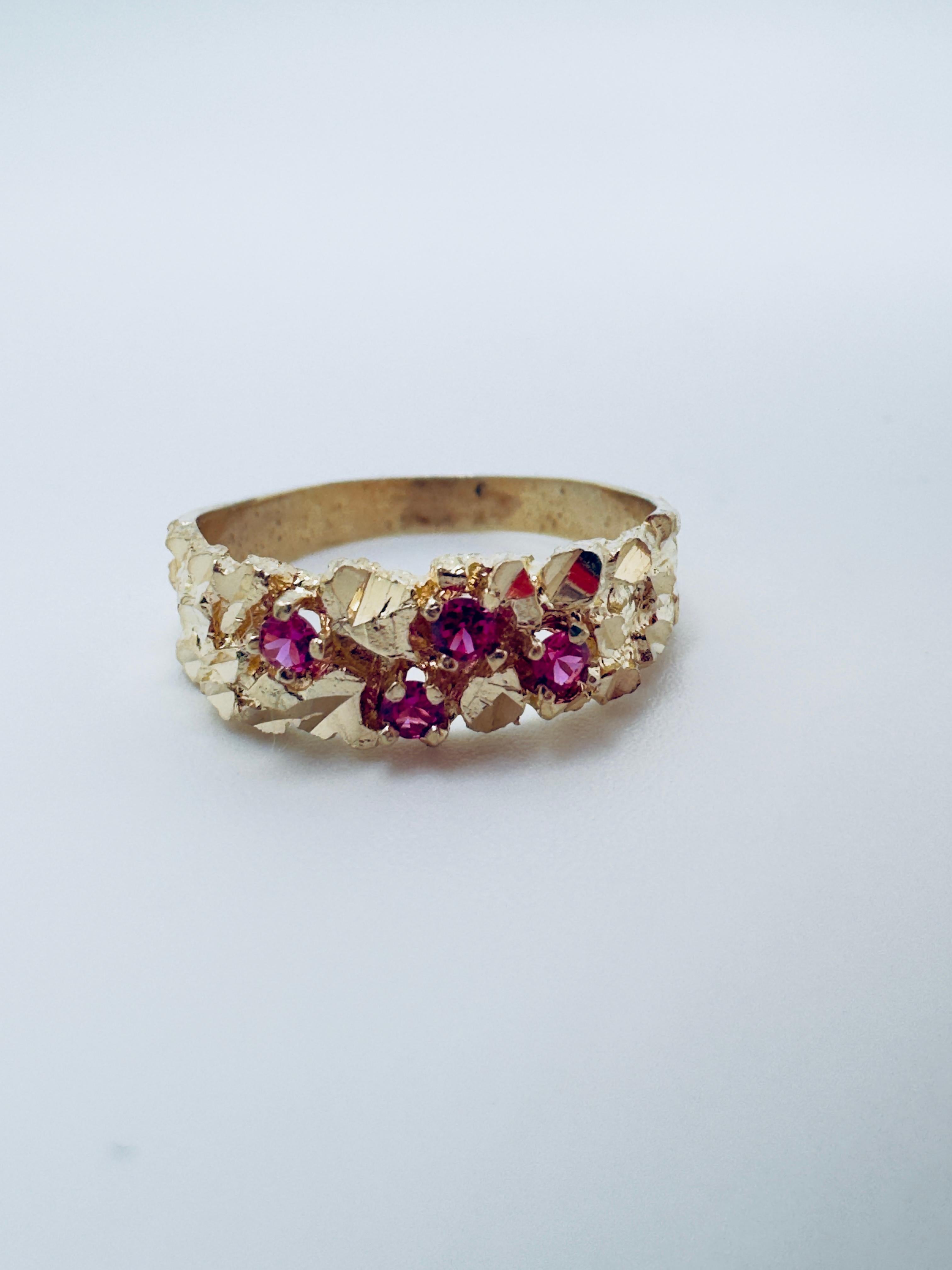 Dieser stilvolle Ring ist fachmännisch aus 14-karätigem Gelbgold gefertigt und mit einem unverwechselbaren Nugget-Muster im Stil eines Deckels versehen, der sowohl Charakter als auch Eleganz ausstrahlt. Das strukturierte Nugget-Design verleiht dem