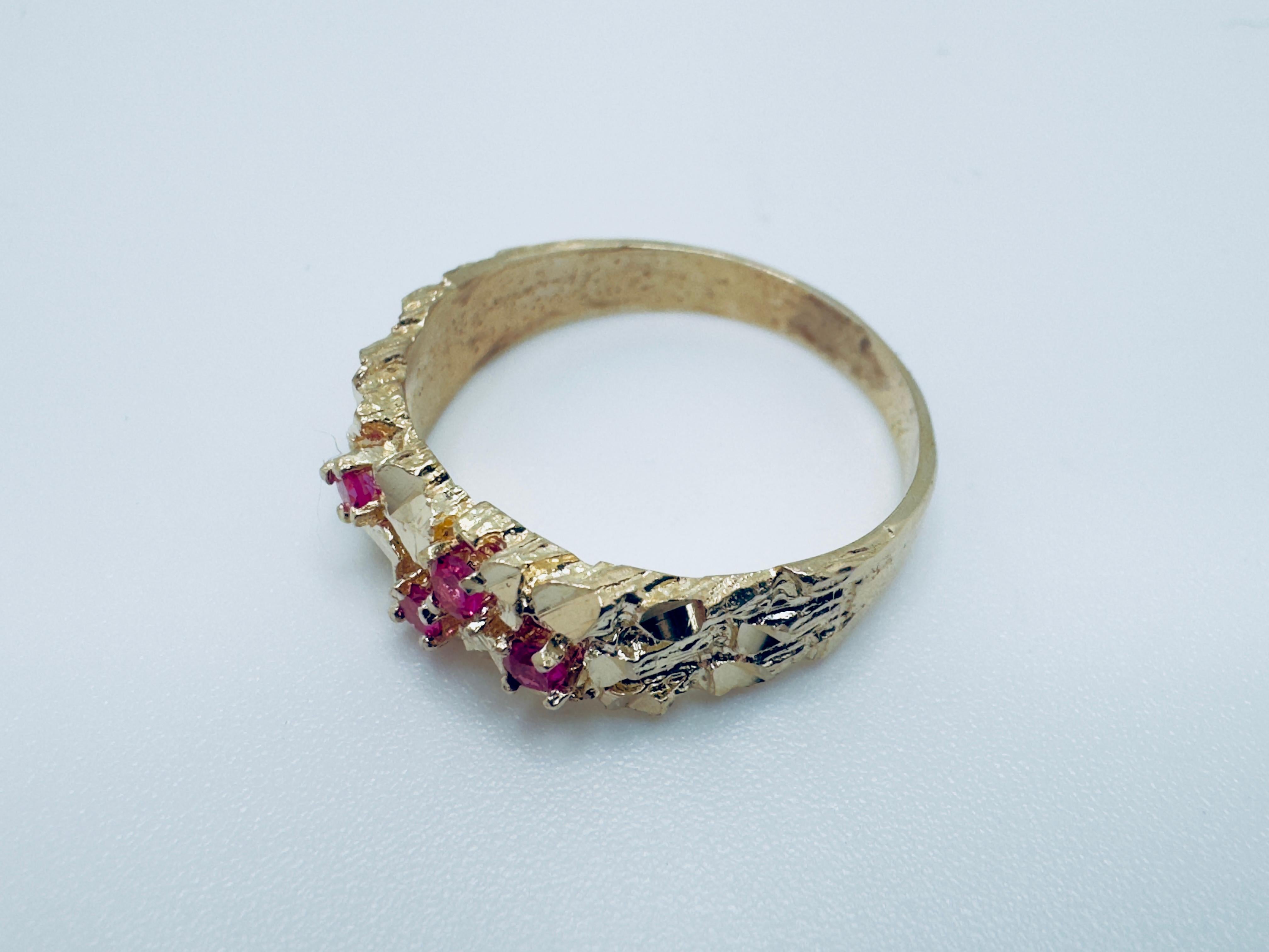 Lids-Style Nugget Ring mit Rubinen (Rundschliff) im Angebot