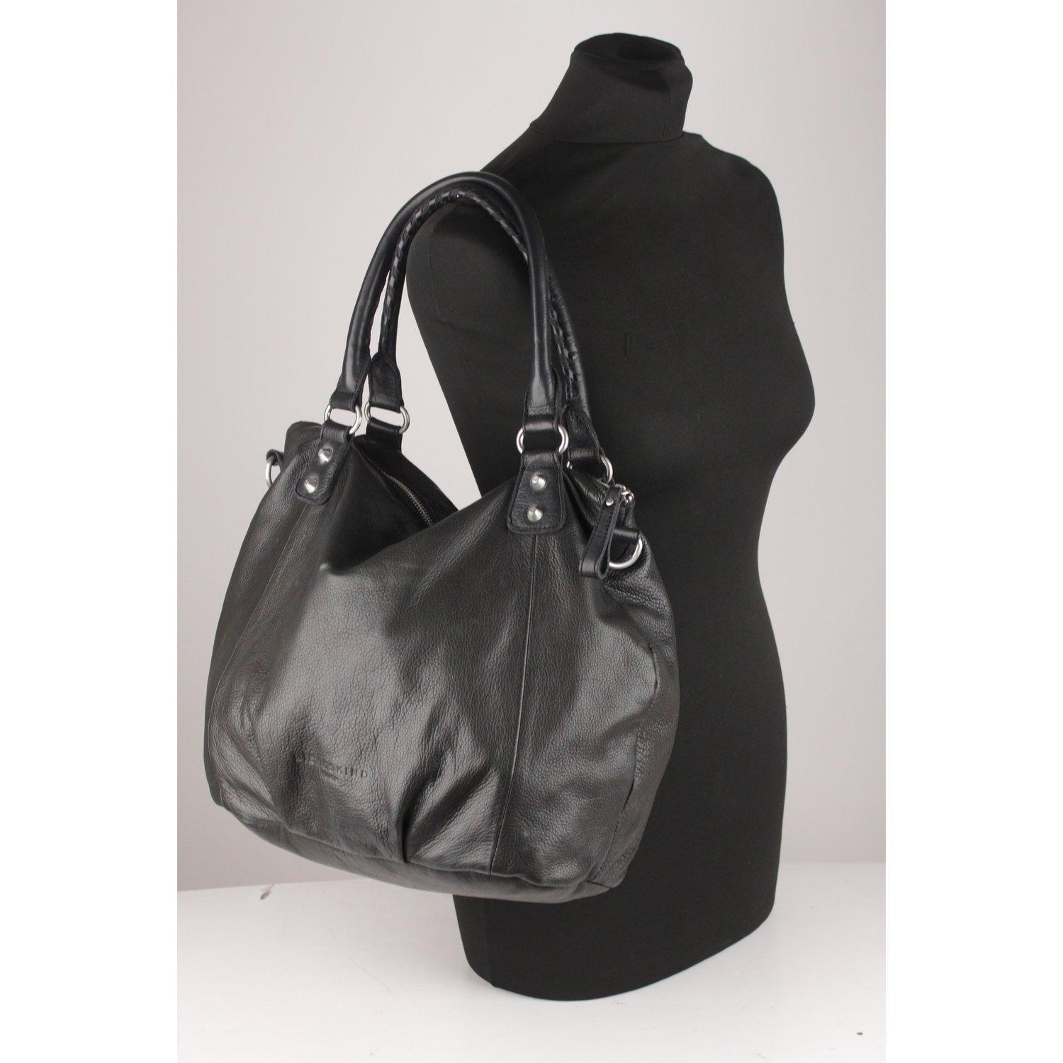 MATERIAL: Leather COLOR: Black MODEL: Tote GENDER: Women SIZE: Medium Condition B - VERY GOOD Some light wear of use Some wear of use on the internal lining - light visible mark on the front, very little wear on the bottom corners. Some stains on