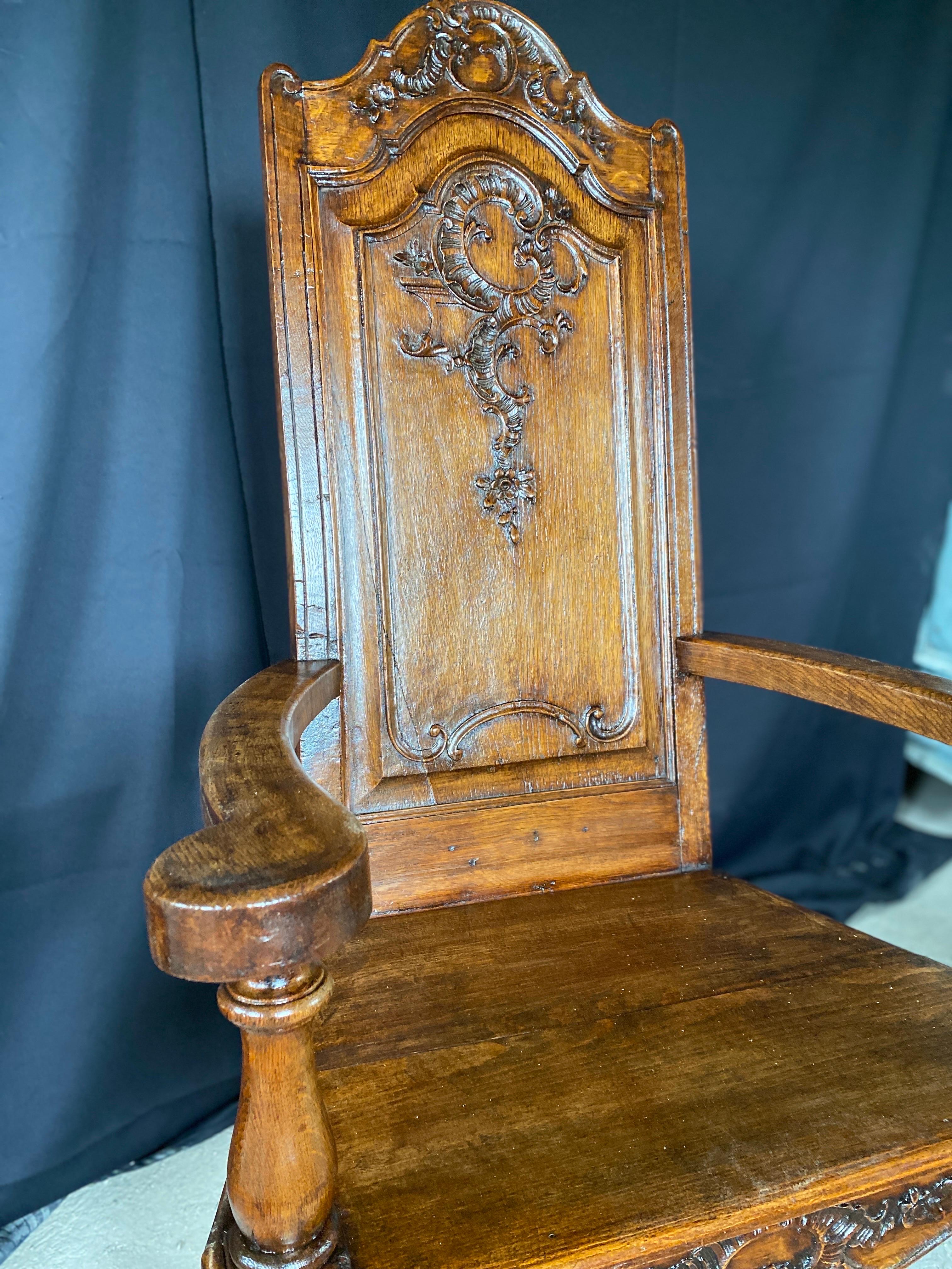 Lütticher Sessel aus dem 19. Jahrhundert, schöne Skulptur  (Louis XIV.) im Angebot