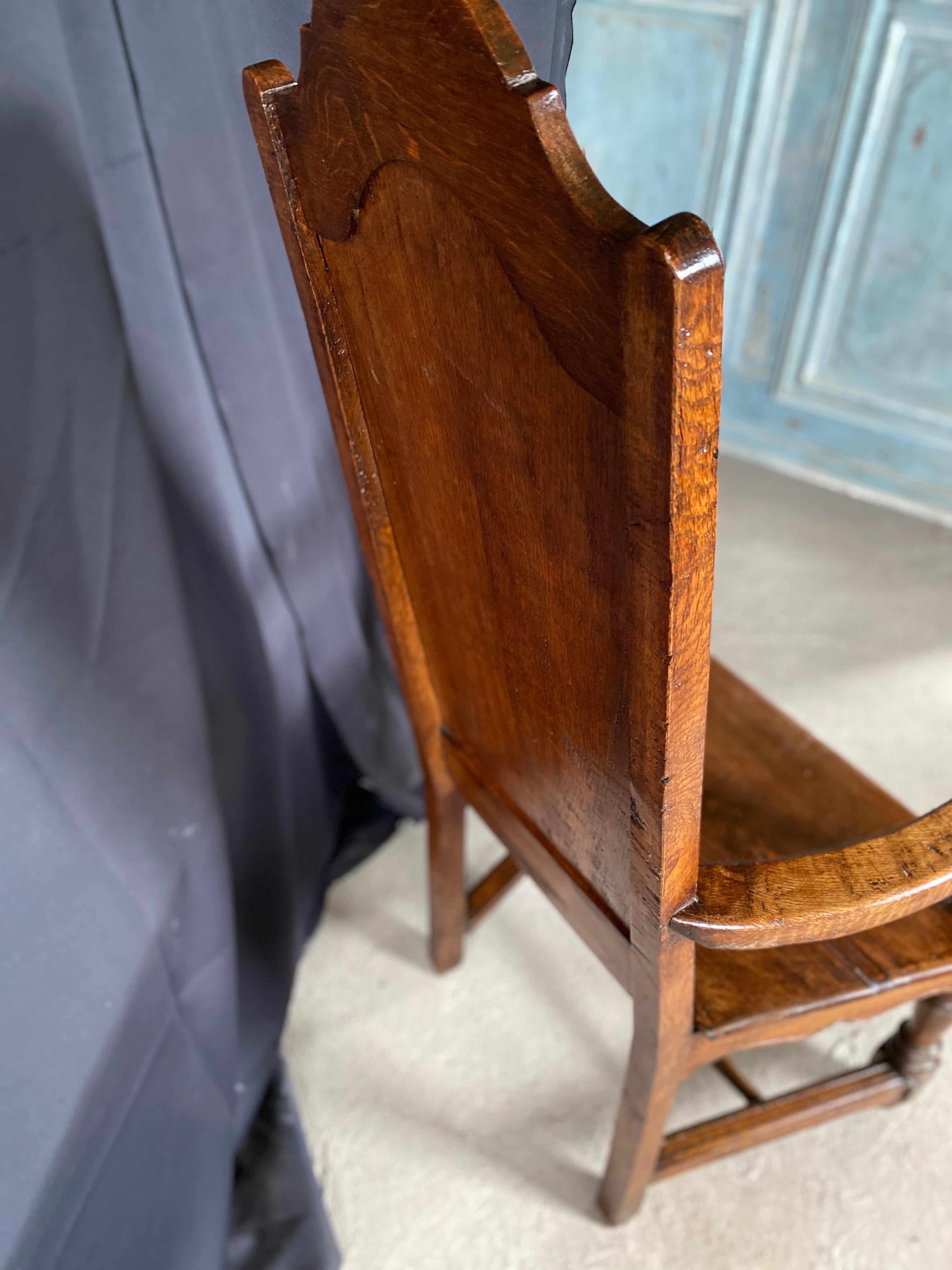 Lütticher Sessel aus dem 19. Jahrhundert, schöne Skulptur  (Eichenholz) im Angebot