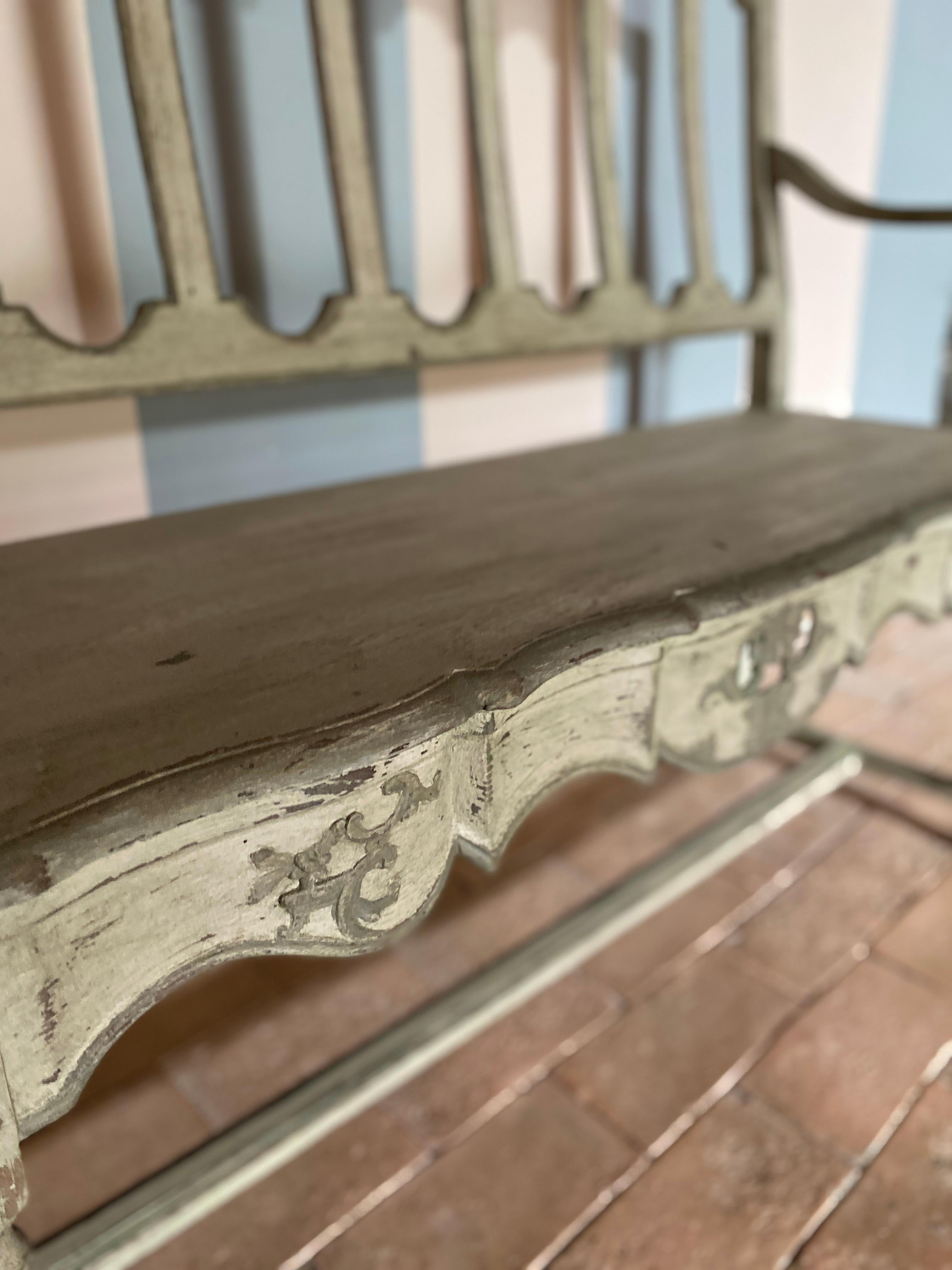 Liège bench carved 18th century Louis XIV  In Excellent Condition For Sale In Somme-Leuze, BE
