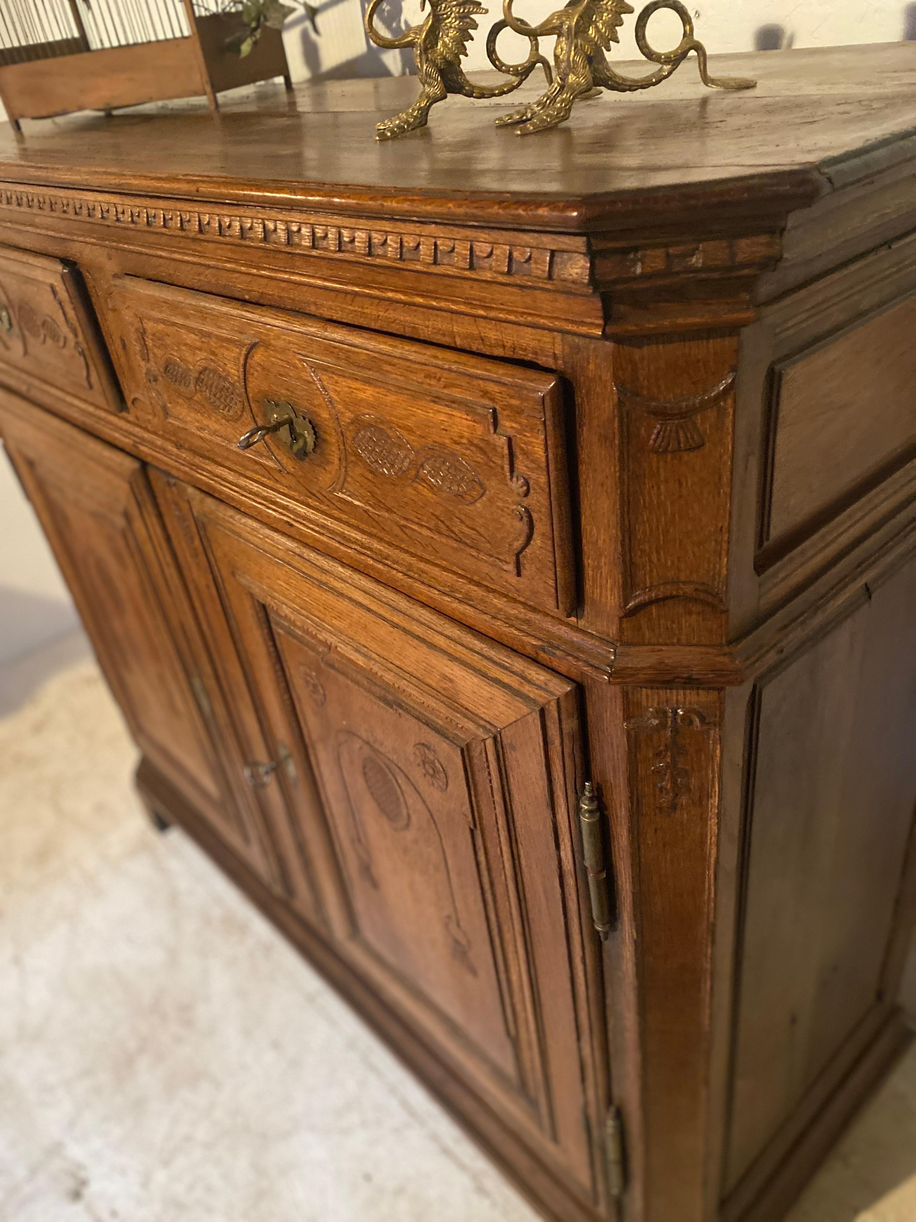 beautiful dresser 2 doors 2 drawers in oak dating from the 19th century work from Liège