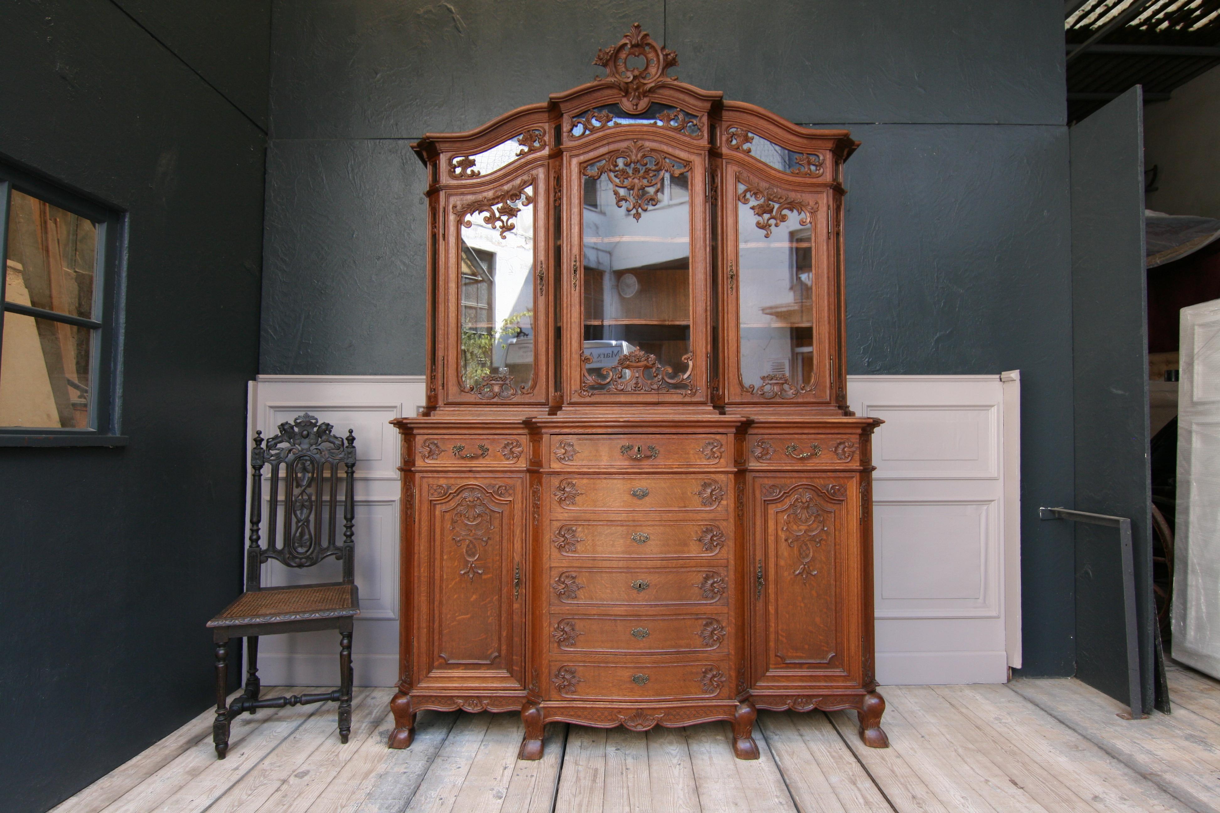 Original Liègeois buffet from circa 1910. Solid oak and richly decorated with the tendrils and rocaille carvings typical of the time and place.
The city of Liège in Belgium, where this piece comes from, was especially famous since the 18th century