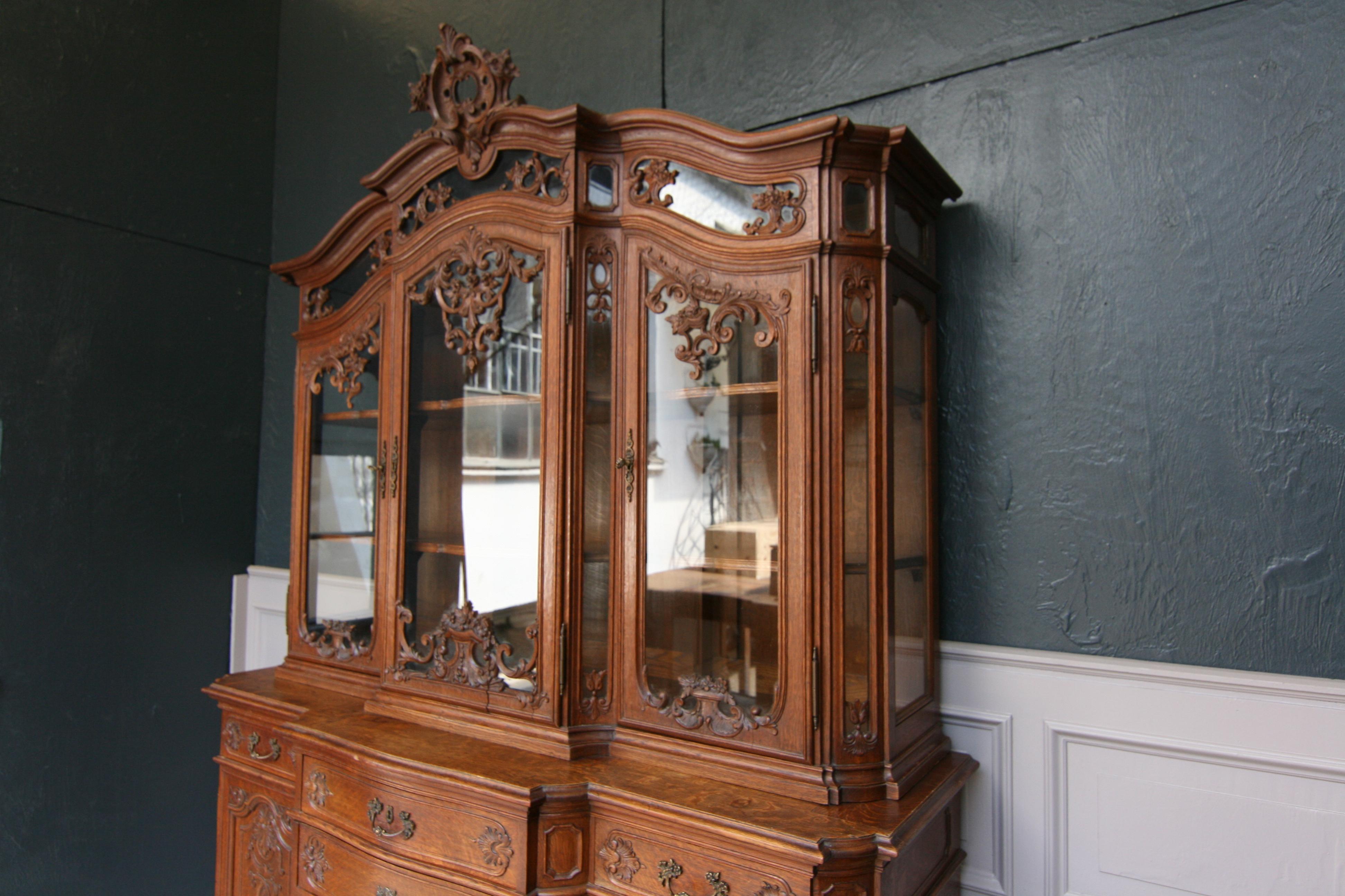 Liegeois Buffet Cabinet Made of Oak, circa 1910 In Good Condition In Dusseldorf, DE