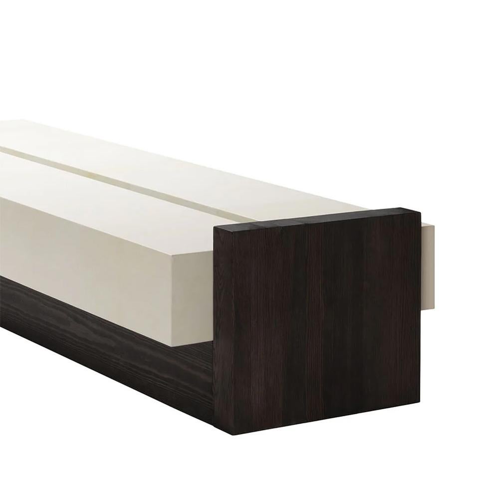 Table basse Liena Long avec structure de base en bois de pin massif
en finition brossée smockée. Les 2 parties du siège sont en bois massif
recouvert de cuir de daim véritable en finition blanc crème.
Également disponible sur demande avec d'autres