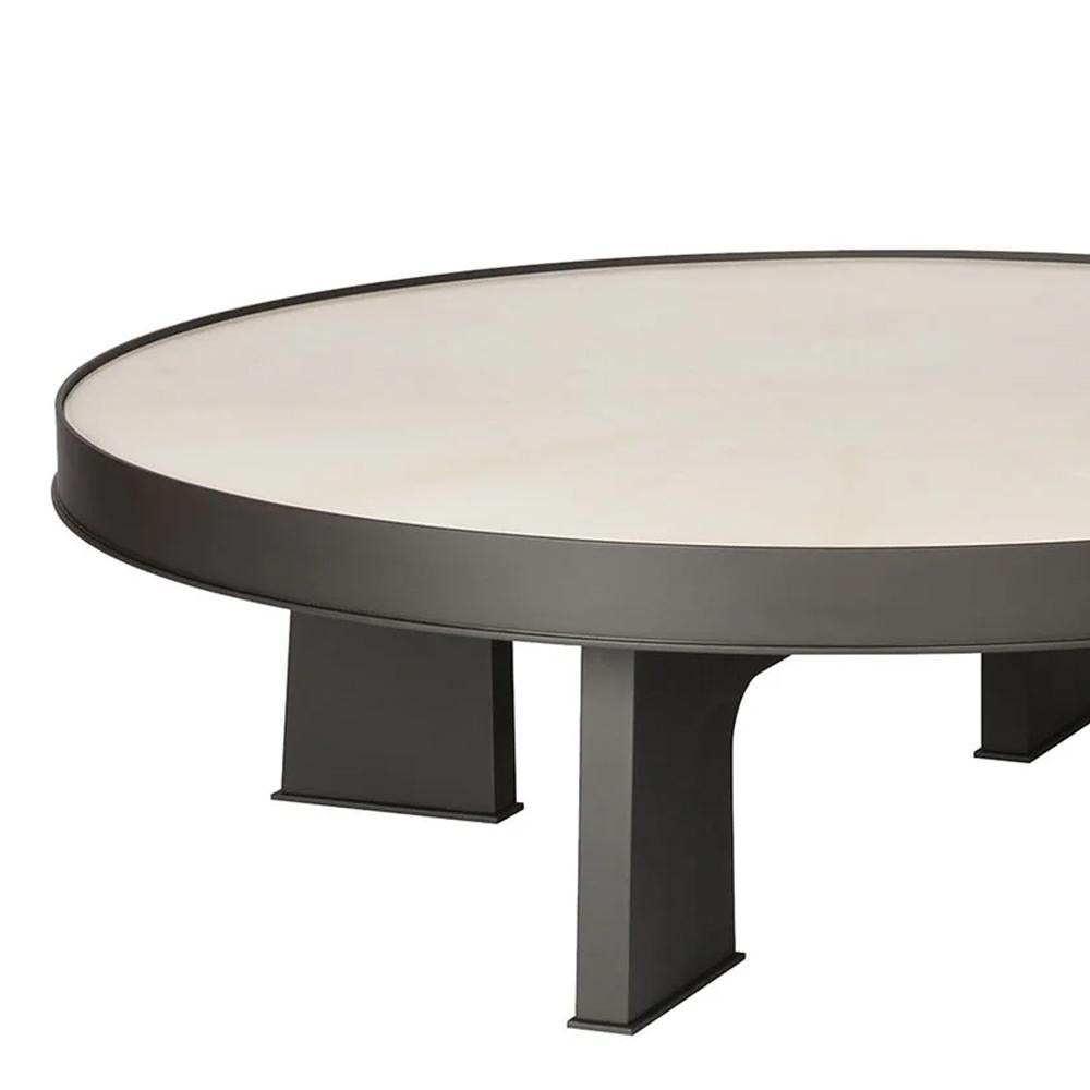 Table basse Liena ronde avec structure de base en bois massif
en finition laquée bronzée. Plateau de table en bois massif recouvert
en cuir de daim véritable, finition blanc crème.
Également disponible sur demande avec d'autres couleurs de daim ou
