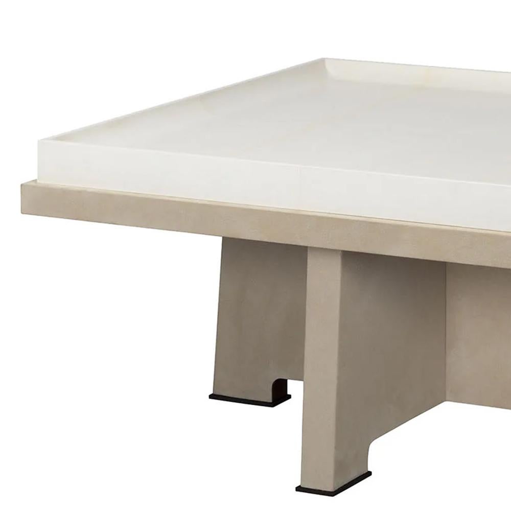 Table basse Liena Square avec structure de base en bois massif
avec pieds terminaux en bois laqué bronzé. Tableau 
plateau en bois massif recouvert de cuir suédé véritable en blanc 
et base recouverte de cuir suédé véritable en finition