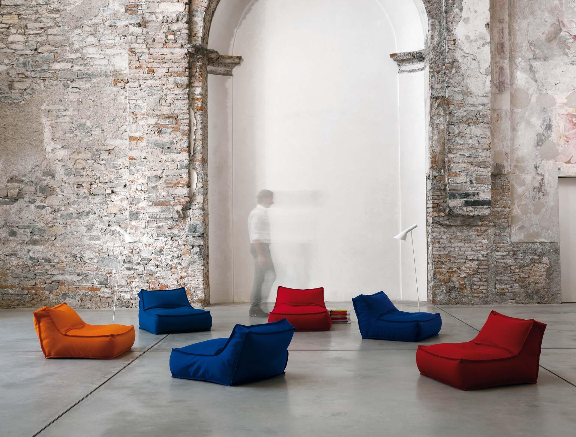 Lievore Altherr Molina Zoe Lounge Chair für Verzelloni, Italien. Neue, aktuelle Produktion.

Bitte beachten Sie: Dieser Preis gilt für einen Zoe Large (108 cm breit) mit dem Stoff 'Luxus'. Andere Varianten und Preise möglich, bitte fragen Sie uns