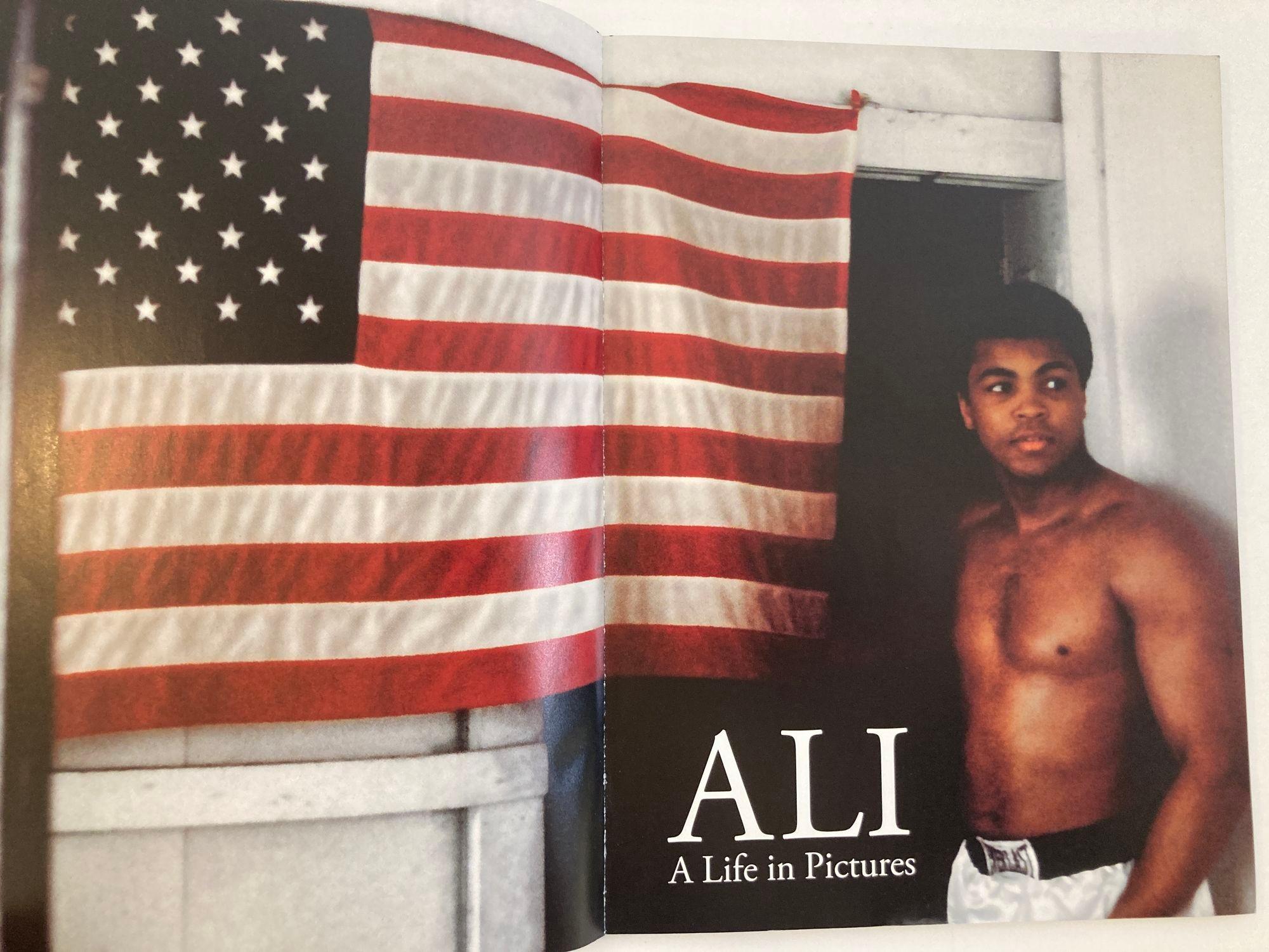 Artisanat LIFE ALI : A Life in Pictures par les rédacteurs du magazine LIFE Paperback en vente