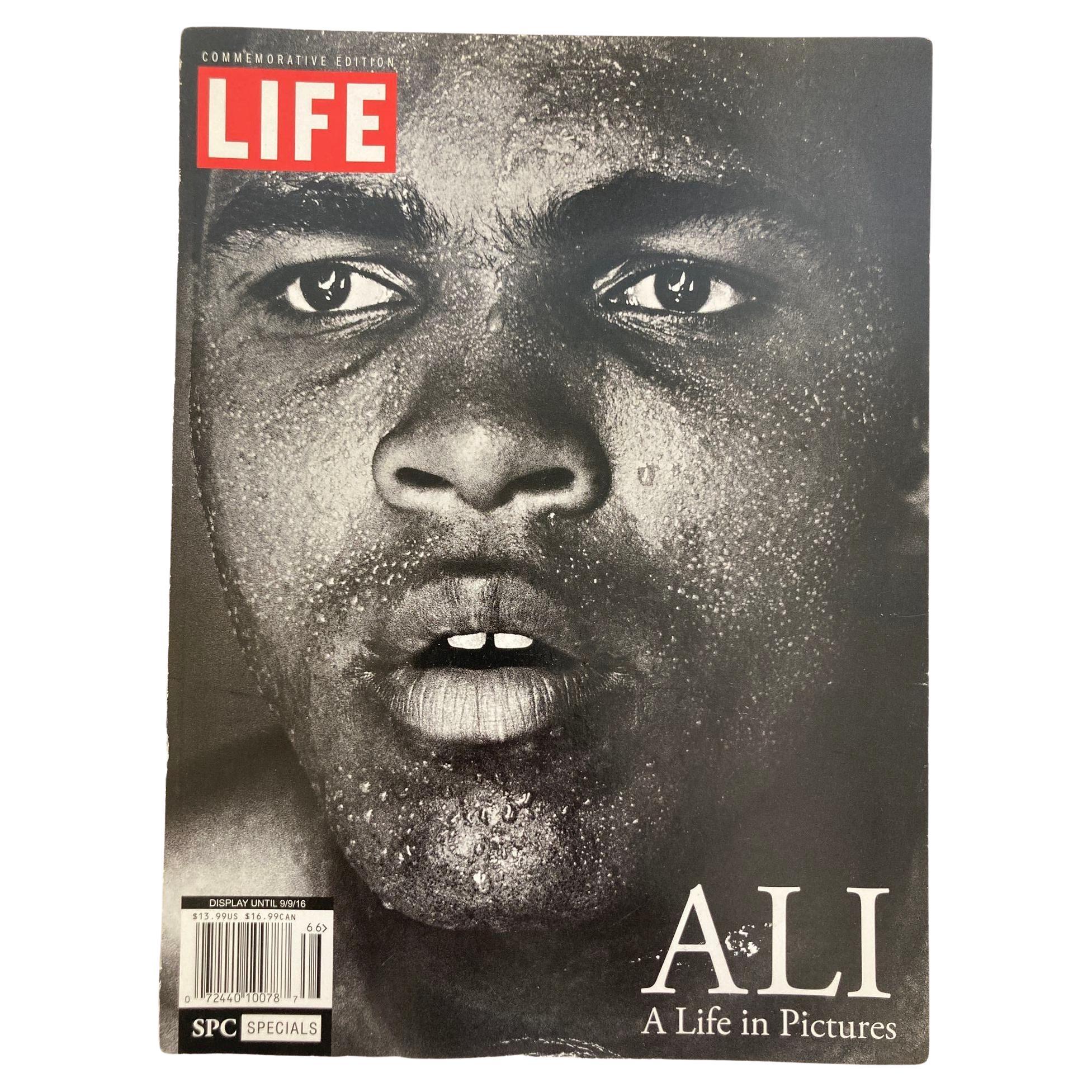 LIFE ALI : A Life in Pictures par les rédacteurs du magazine LIFE Paperback en vente
