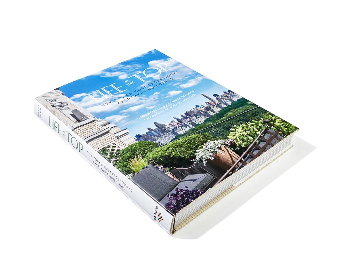 La vita al vertice
I condomini più eccezionali di New York
A cura di: Kirk Henckels e Anne Walker
Fotografie di A. Michel Arnaud

C'è un gioco di società che i sofisticati newyorkesi fanno fin dall'Età della Gilda: quali sono i migliori condomini di
