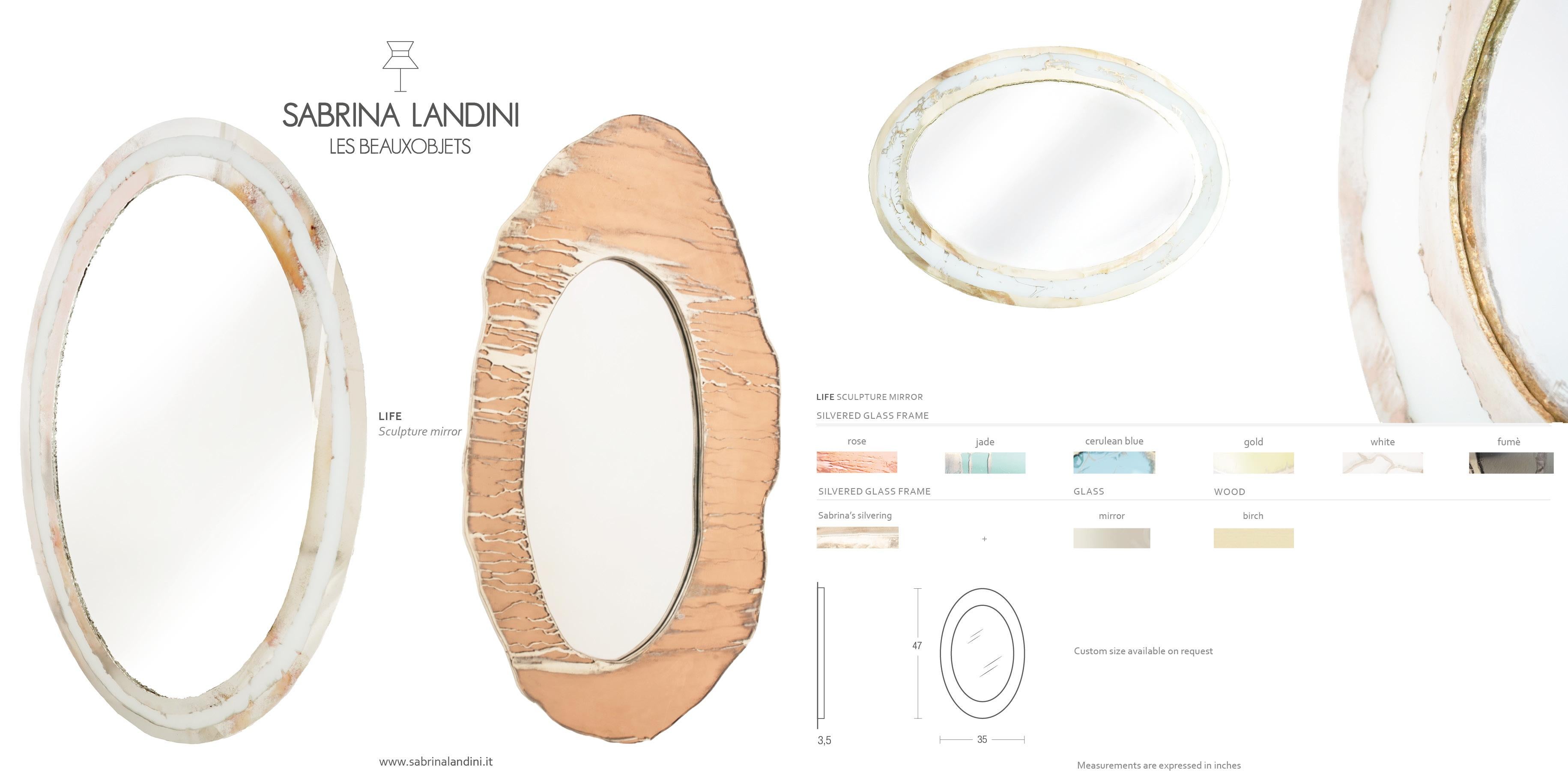 Zeitgenössischer Wandspiegel „Life“ aus weißem Glas, versilbert, zentraler Spiegel im Angebot 7