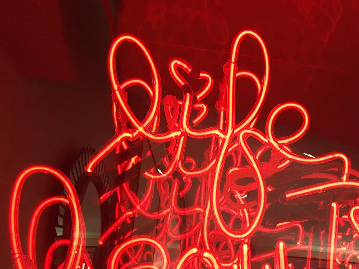 Life is Beautyful Infiny Wanddekoration Spiegel mit LED Lights (21. Jahrhundert und zeitgenössisch) im Angebot