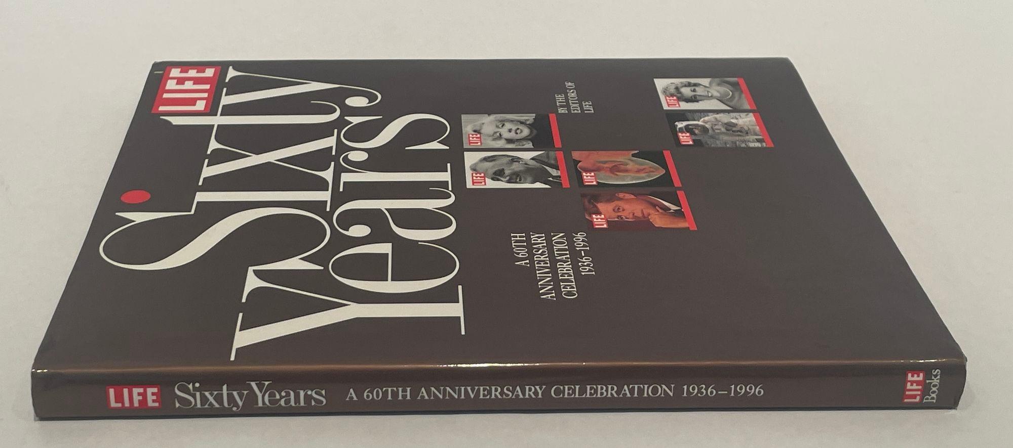 Life Sesenta Años: A 60th Anniversary Celebration 1936-1996 Libro de tapa dura de la revista Life.
Primera edición, tapa dura, 192pp.
Ilustrado con magníficas fotos de los últimos 60 años de la revista Life.
Sinopsis: Para cualquiera que desee echar