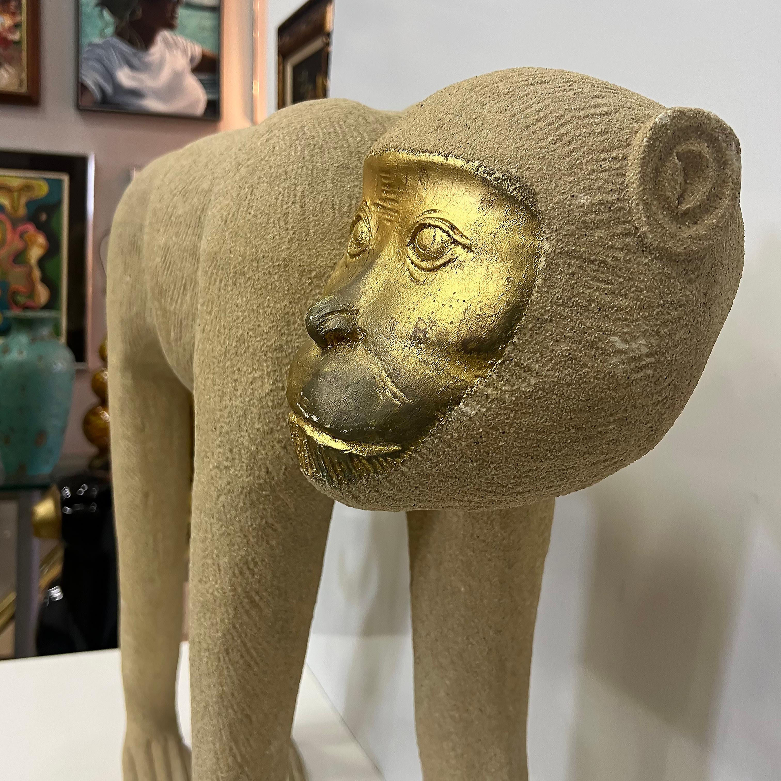 Bois Sculpture de singe Pop-Art des années 1980 avec accents dorés en vente