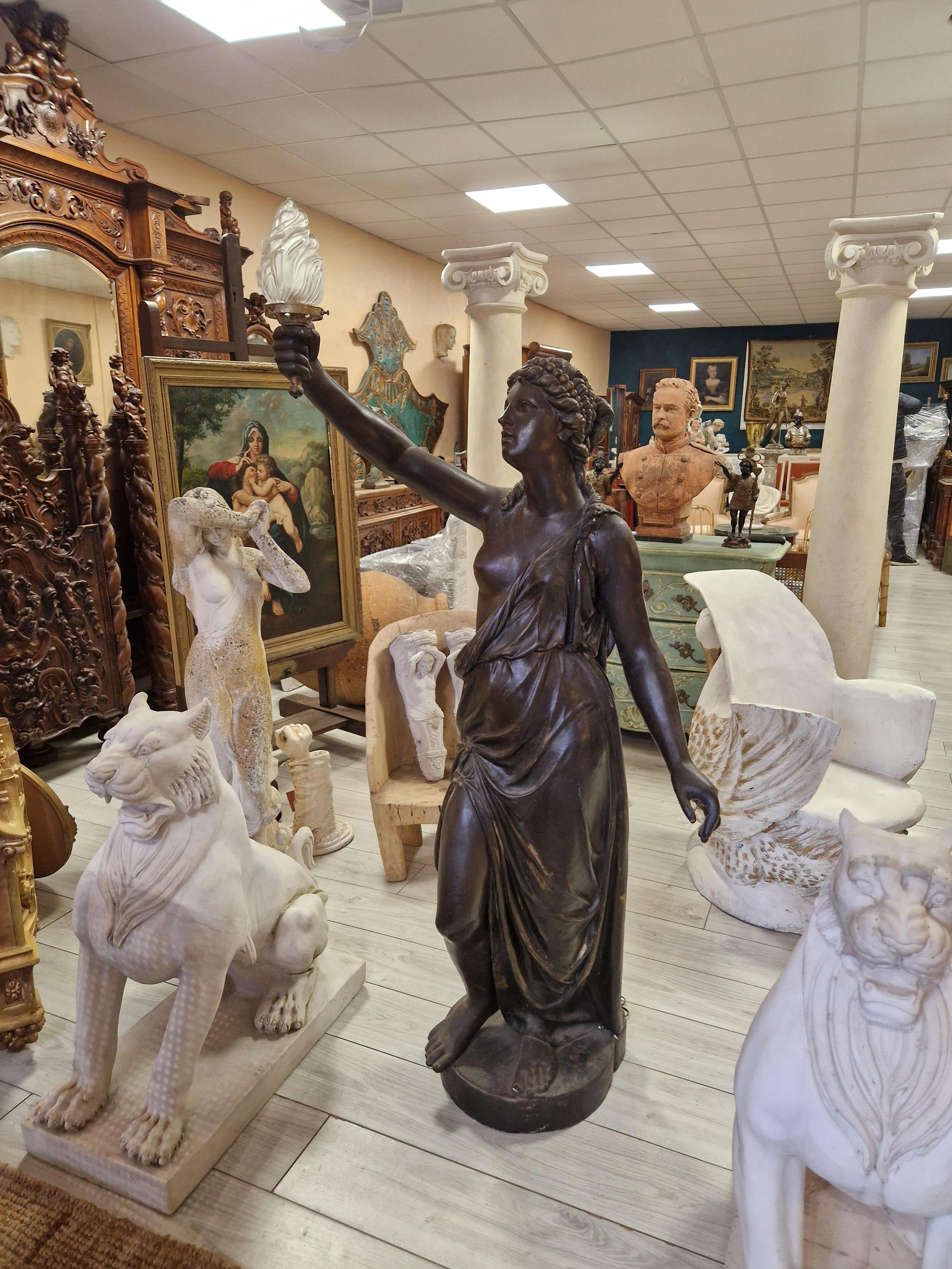 Lampada da terra antica Liberty a grandezza naturale in spelter in vendita 3