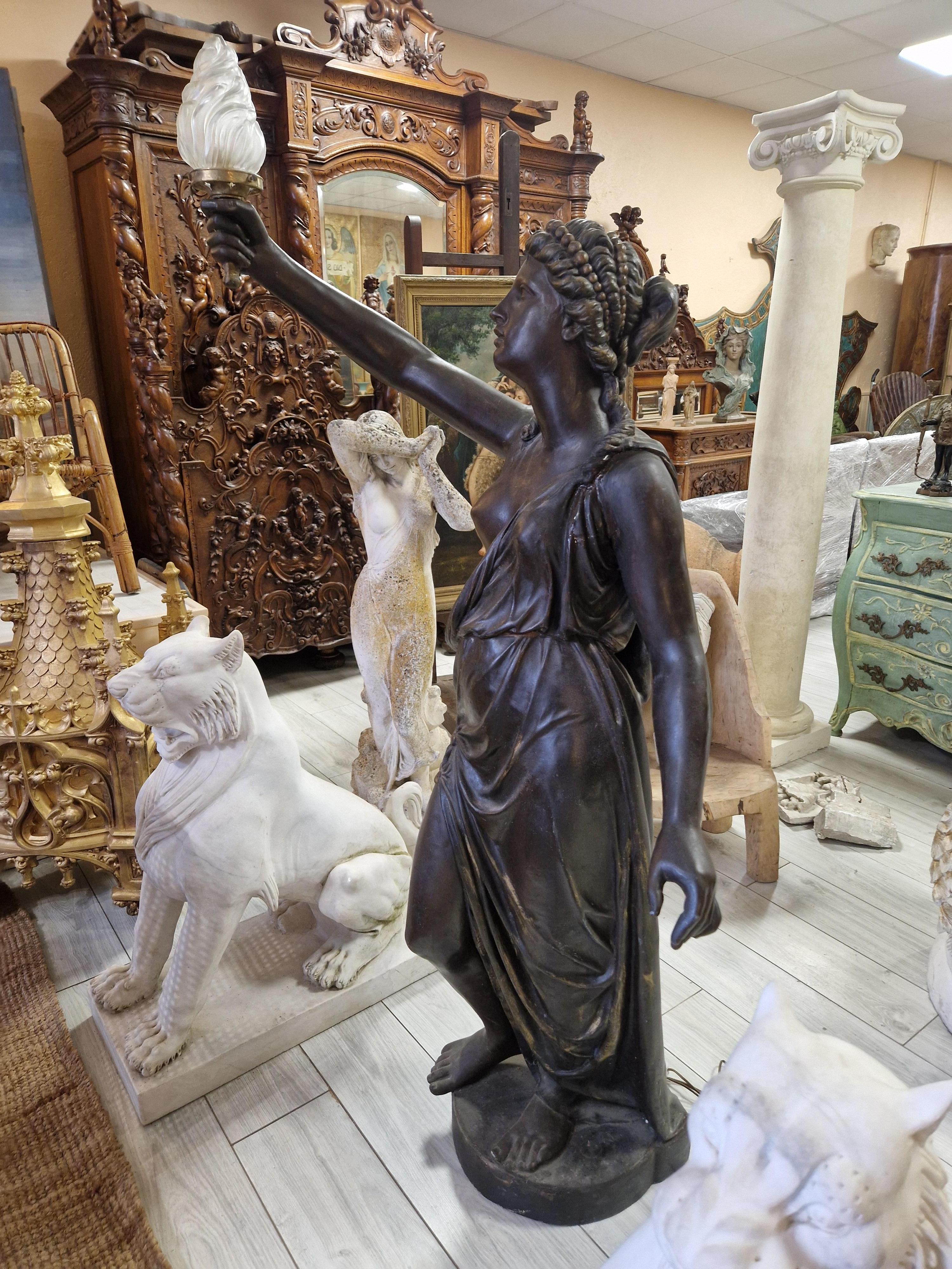 Lampada da terra antica Liberty a grandezza naturale in spelter in vendita 4