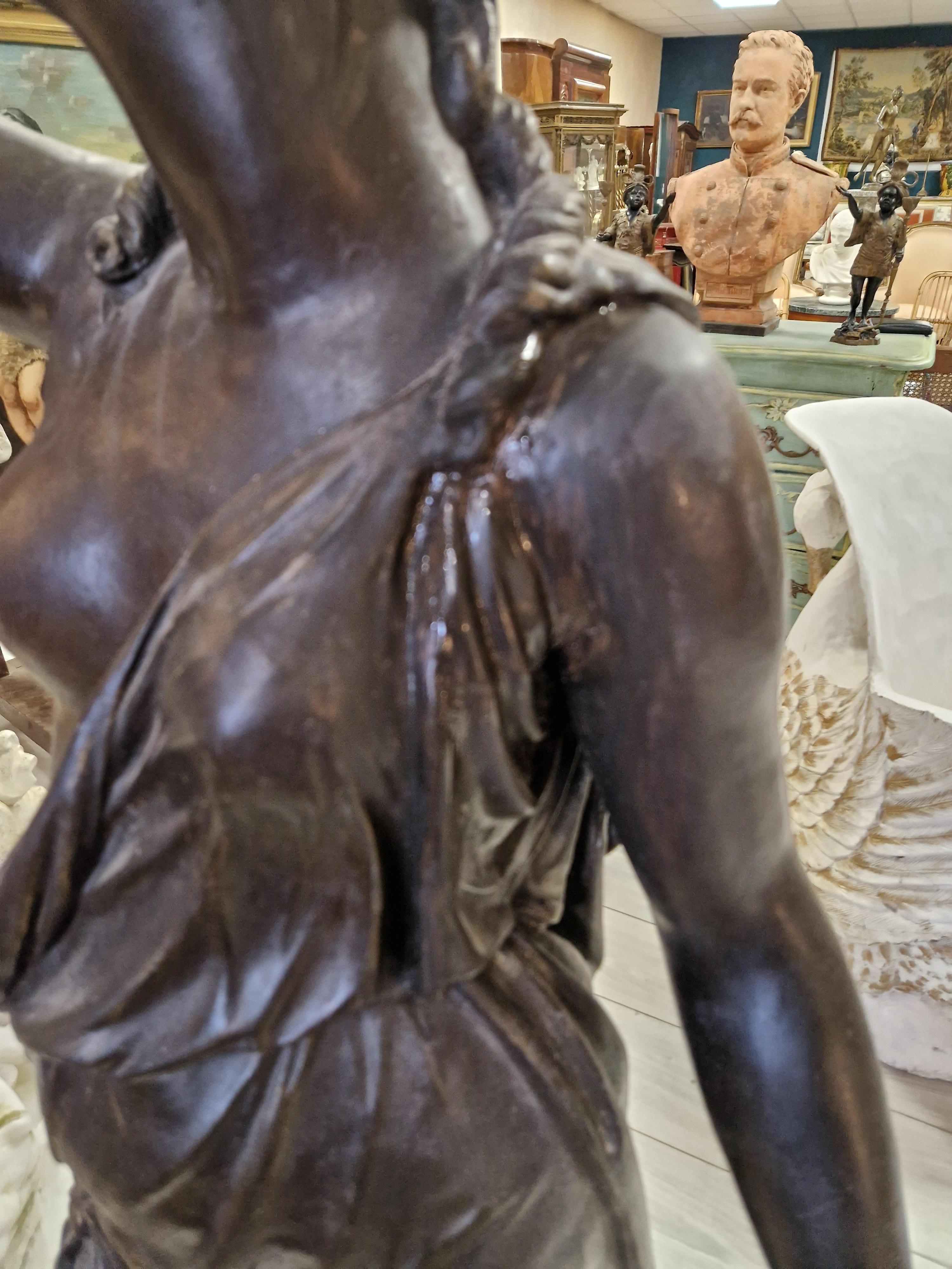 Realizzata nel 1870, questa lampada da terra Liberty a grandezza naturale è un vero pezzo d'antiquariato, che offre uno sguardo alla grandezza del 1800. Con il suo elegante paralume a fiamma e la finitura nero antico, emana un fascino classico che è