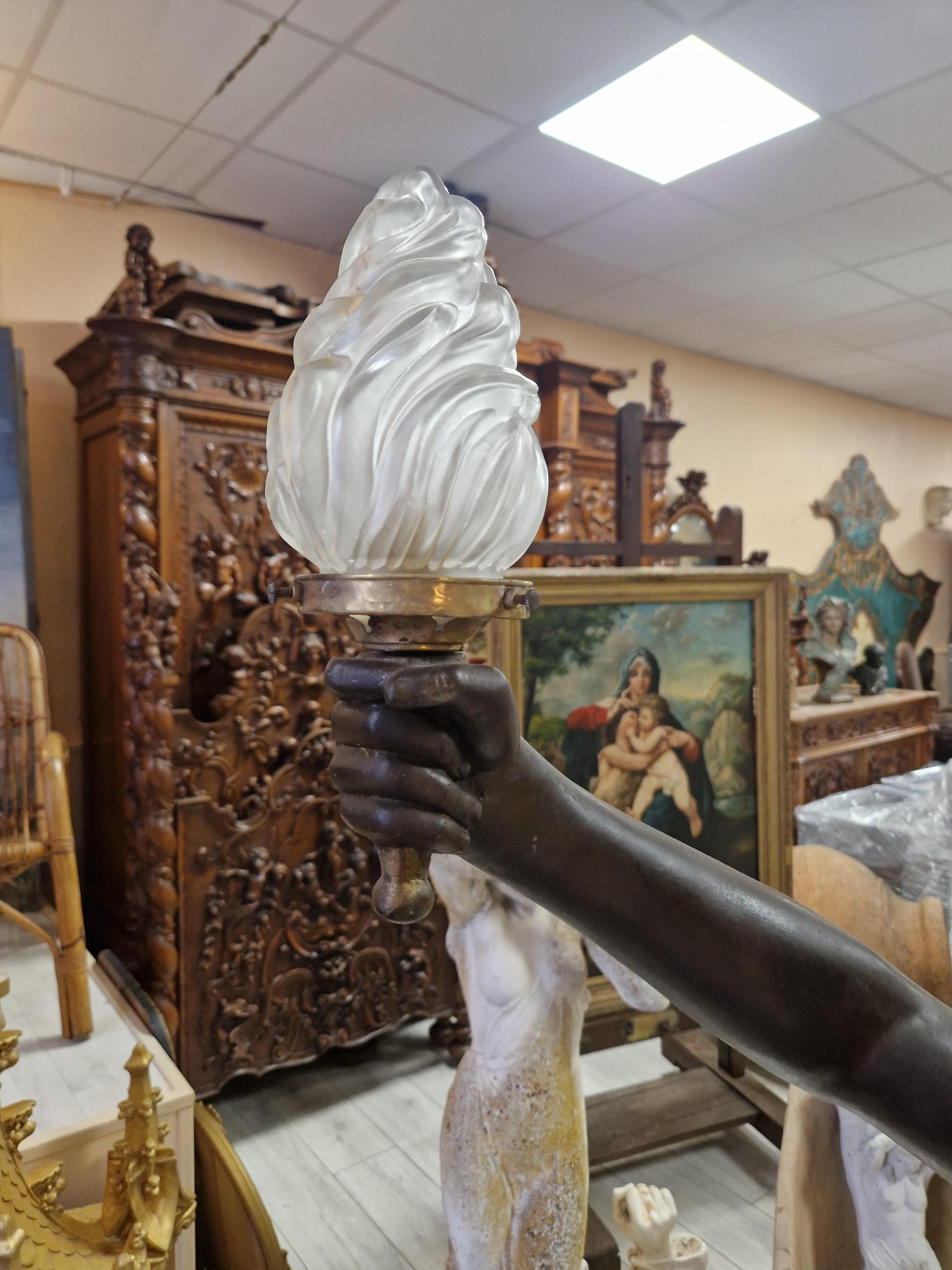 Neoclassico Lampada da terra antica Liberty a grandezza naturale in spelter in vendita