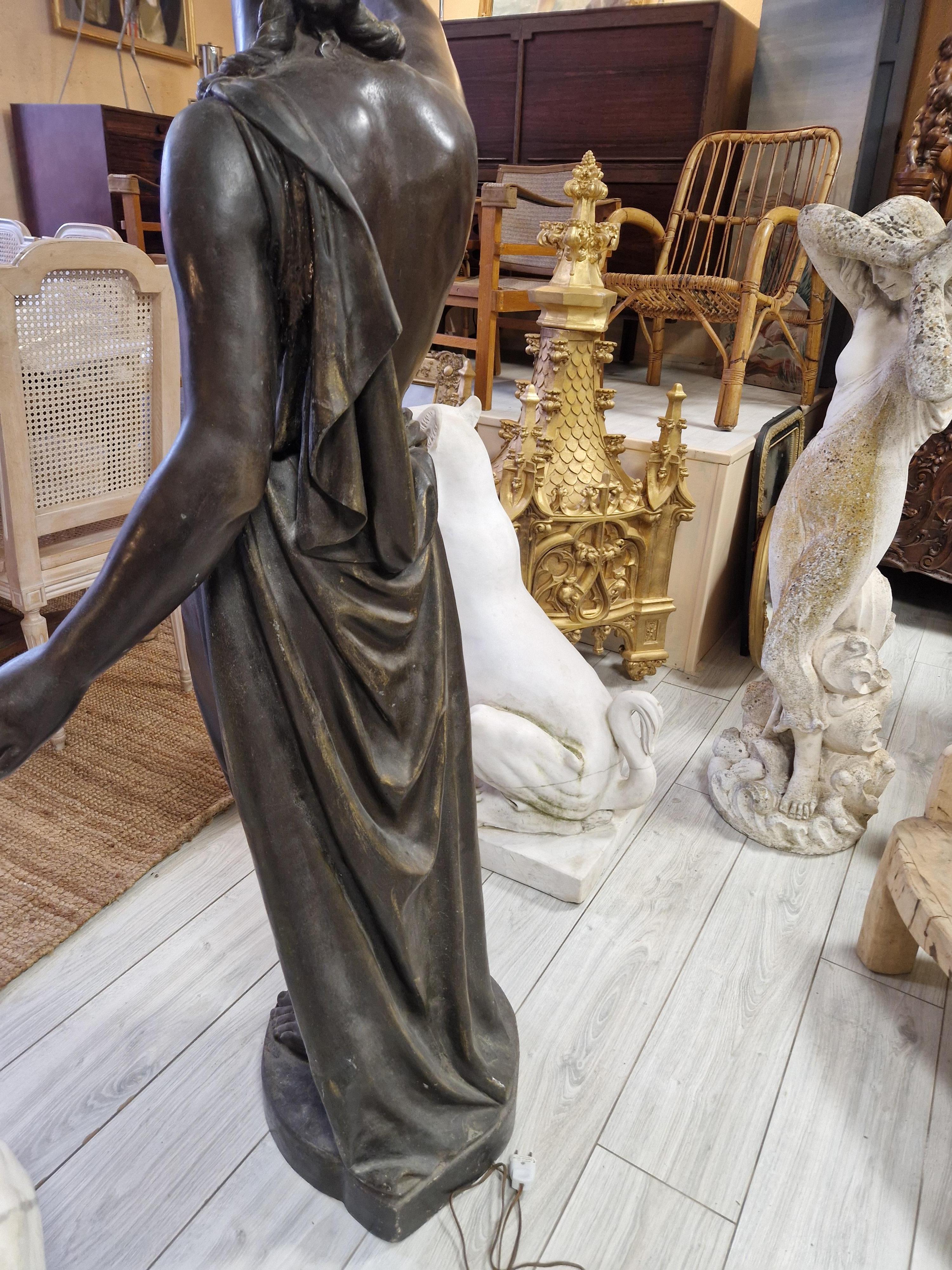 Francese Lampada da terra antica Liberty a grandezza naturale in spelter in vendita