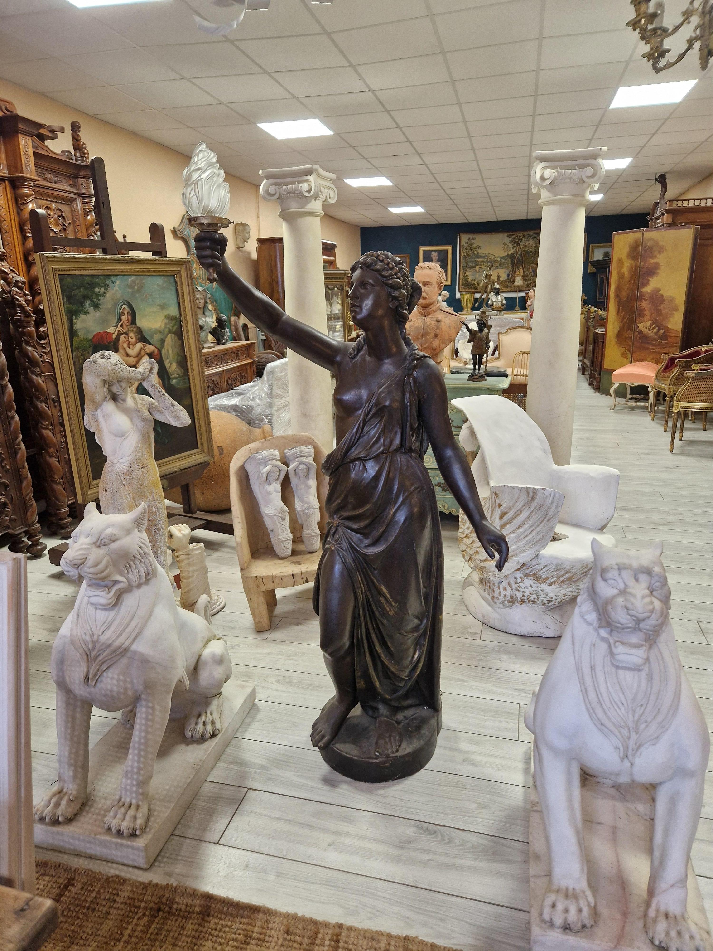 XIX secolo Lampada da terra antica Liberty a grandezza naturale in spelter in vendita