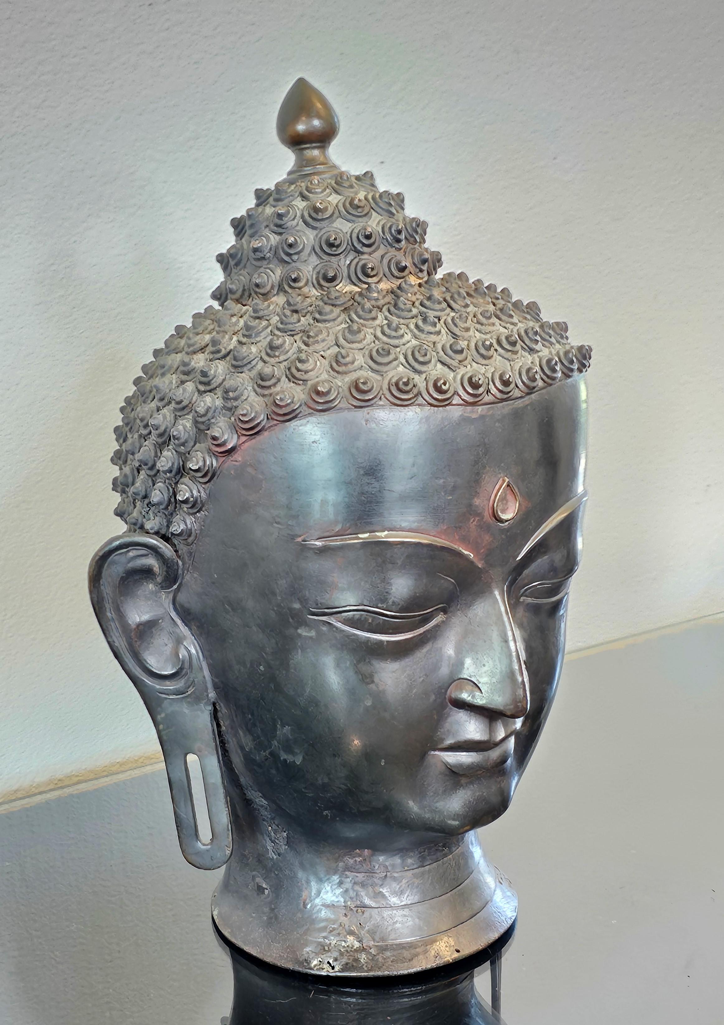 Estatua antigua de bronce de tamaño natural con cabeza de Buda del sur de Asia en venta 3