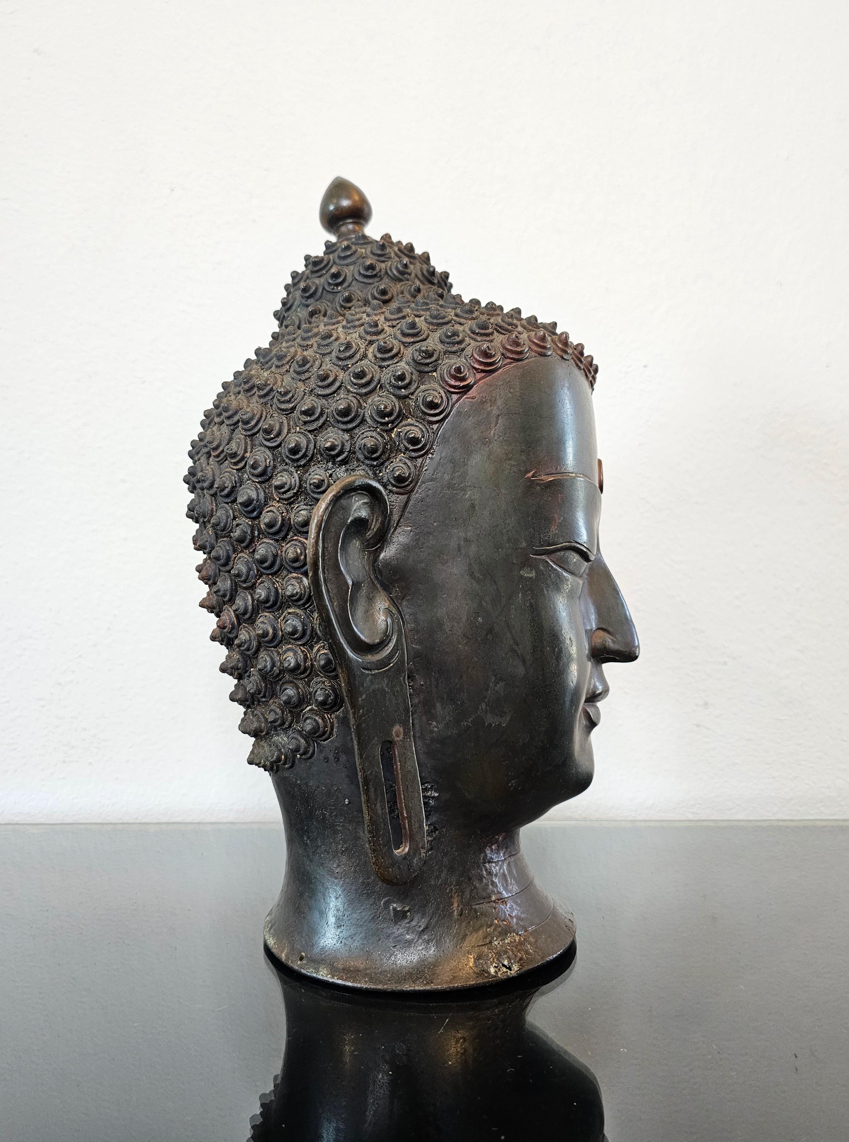 Estatua antigua de bronce de tamaño natural con cabeza de Buda del sur de Asia en venta 7