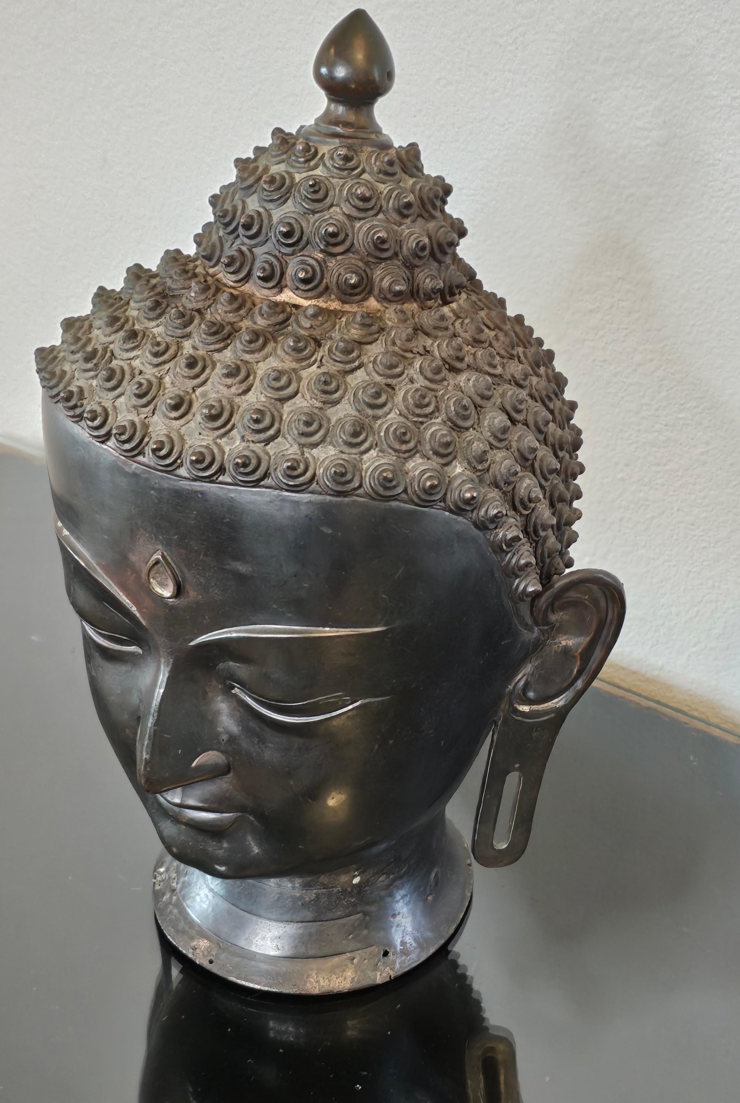 Estatua antigua de bronce de tamaño natural con cabeza de Buda del sur de Asia Sudasiático en venta