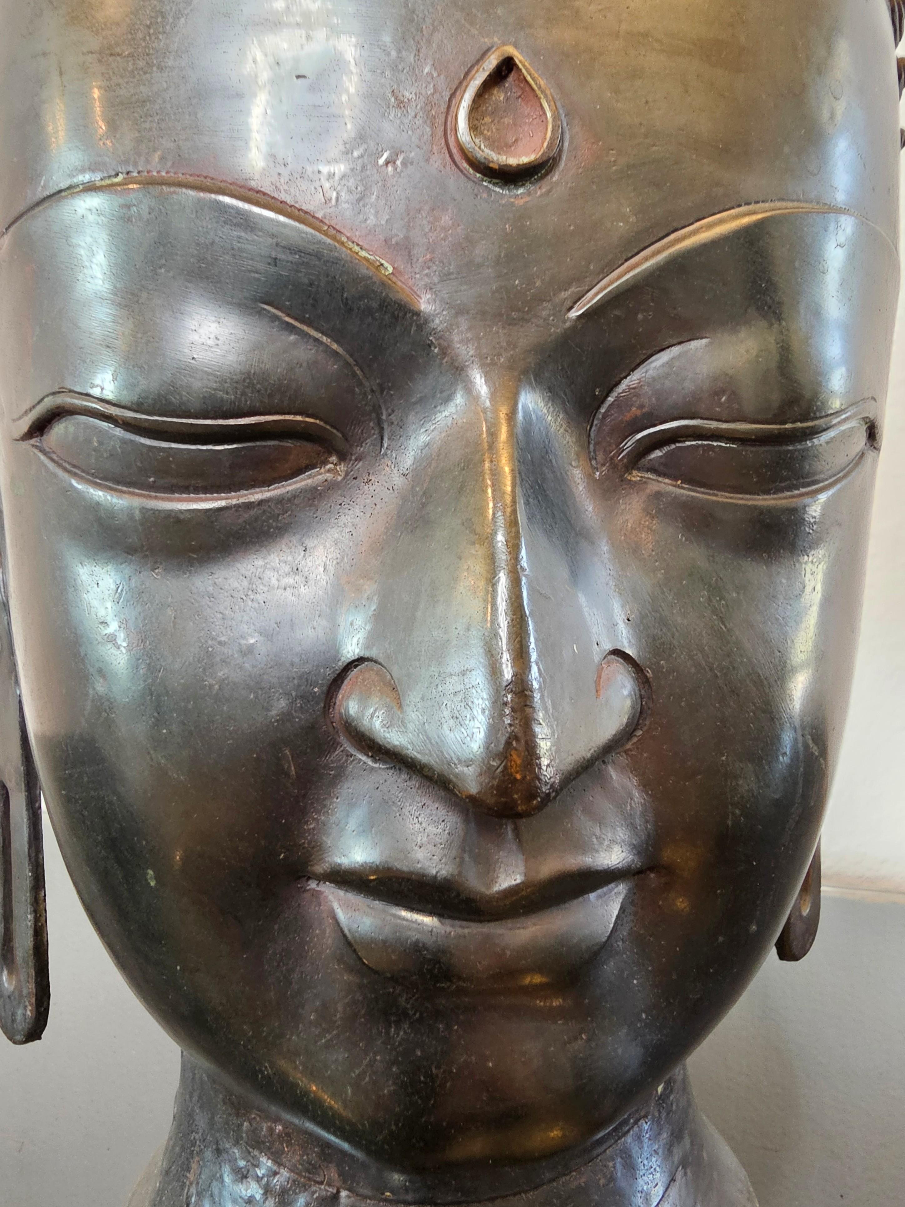 Estatua antigua de bronce de tamaño natural con cabeza de Buda del sur de Asia Patinado en venta