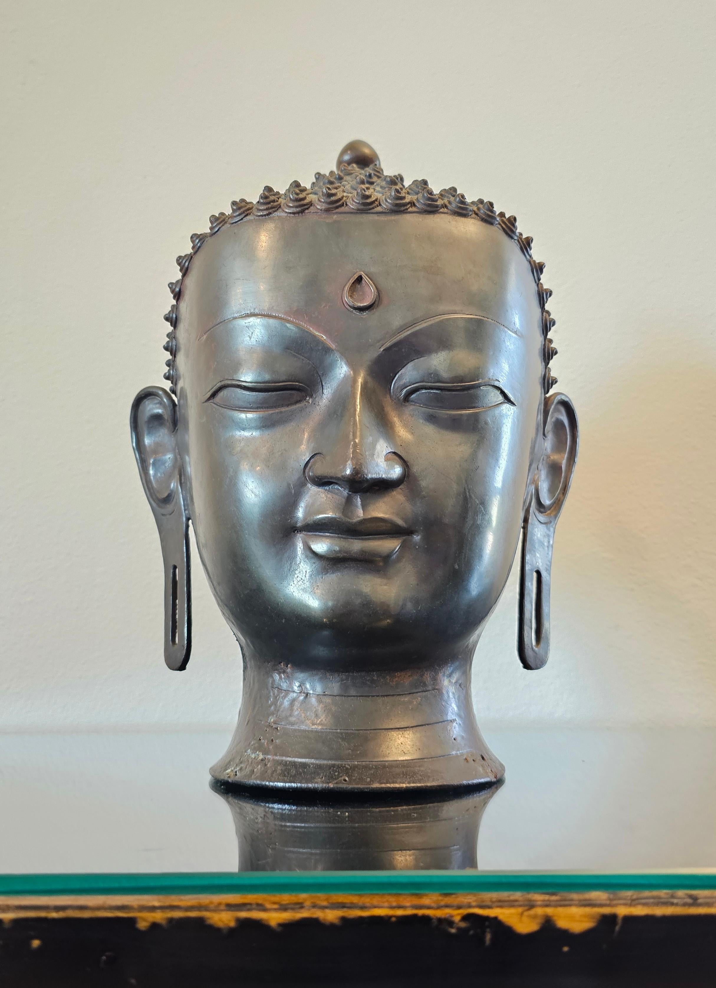 Estatua antigua de bronce de tamaño natural con cabeza de Buda del sur de Asia en Bueno estado para la venta en Forney, TX