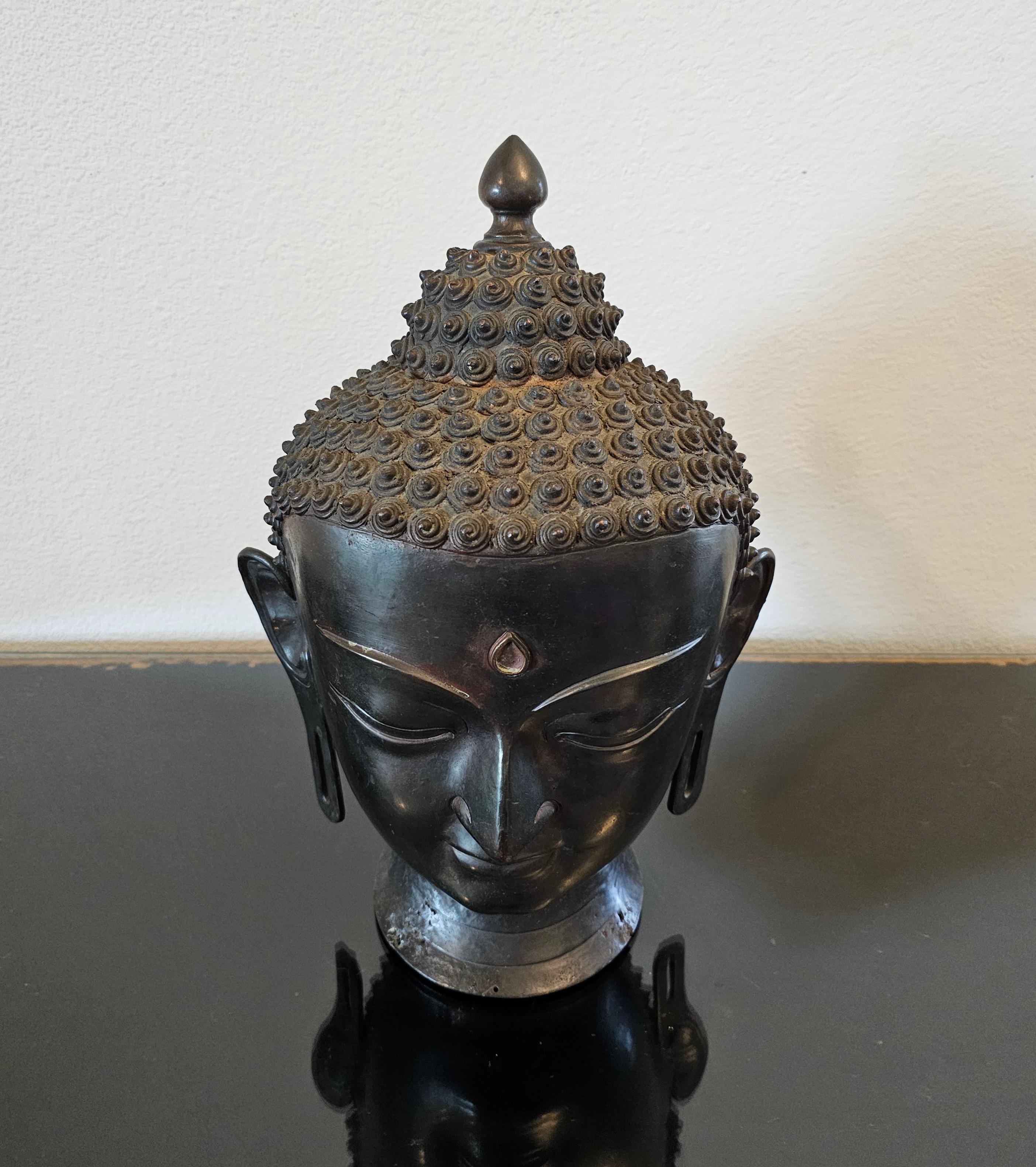 Estatua antigua de bronce de tamaño natural con cabeza de Buda del sur de Asia siglo XIX en venta