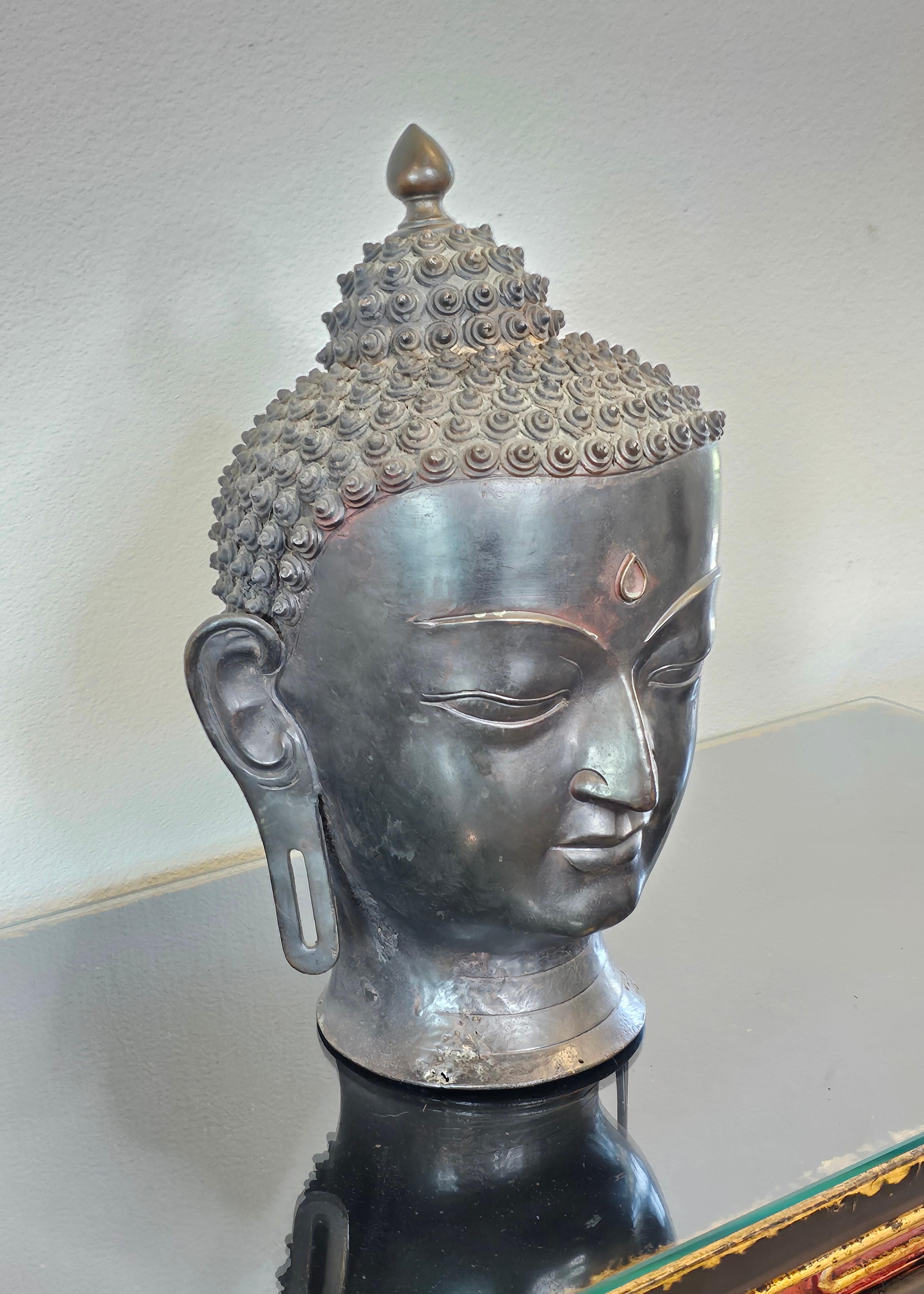 Estatua antigua de bronce de tamaño natural con cabeza de Buda del sur de Asia en venta 2