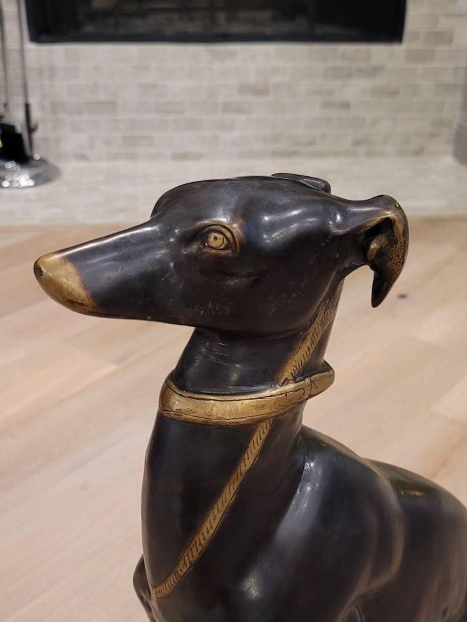 Grauer Windhund-Skulptur in Lebensgröße aus patinierter Bronze im Art déco-Stil (Vergoldet) im Angebot
