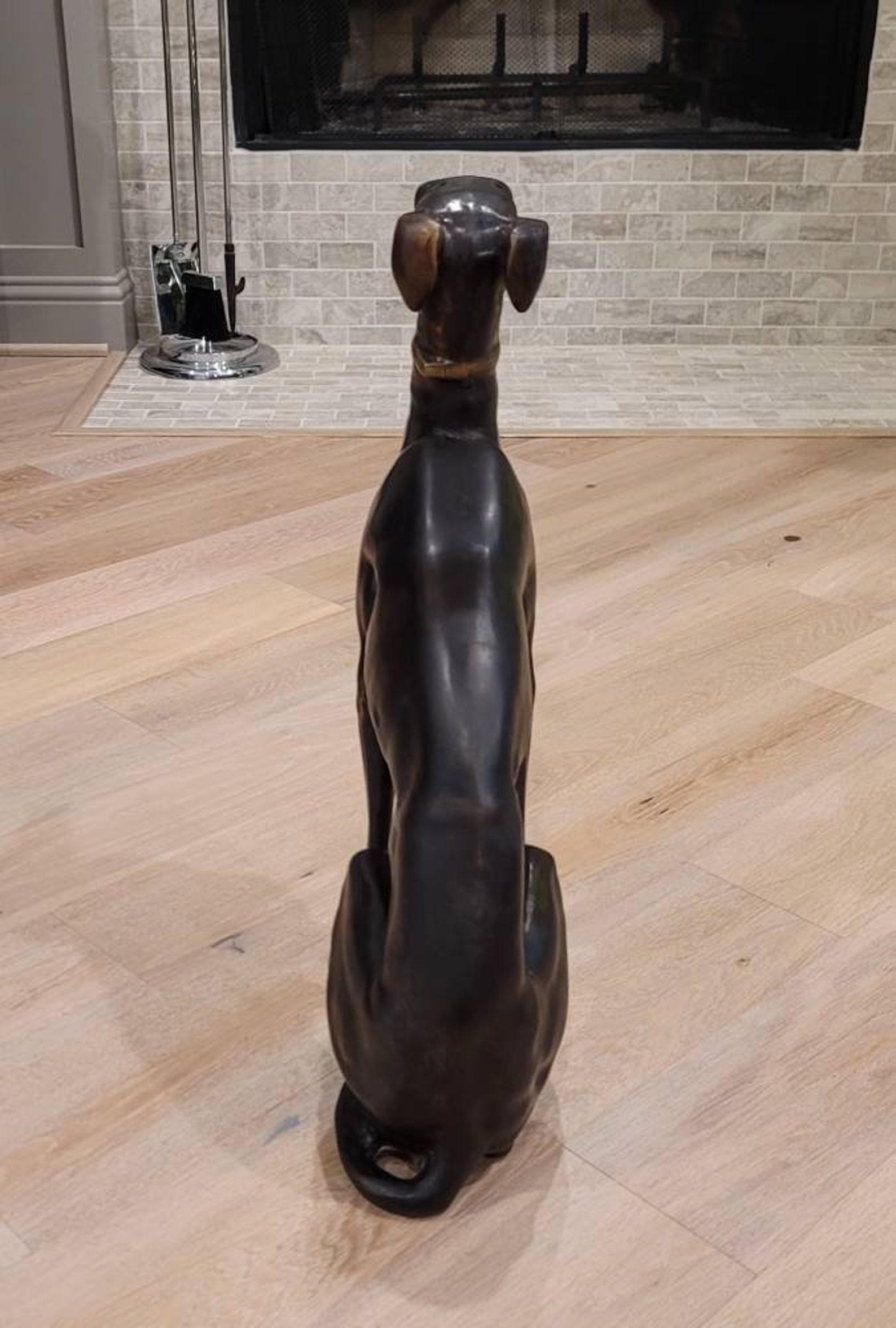 20ième siècle Sculpture lévrier grandeur nature en bronze patiné Art Déco en vente