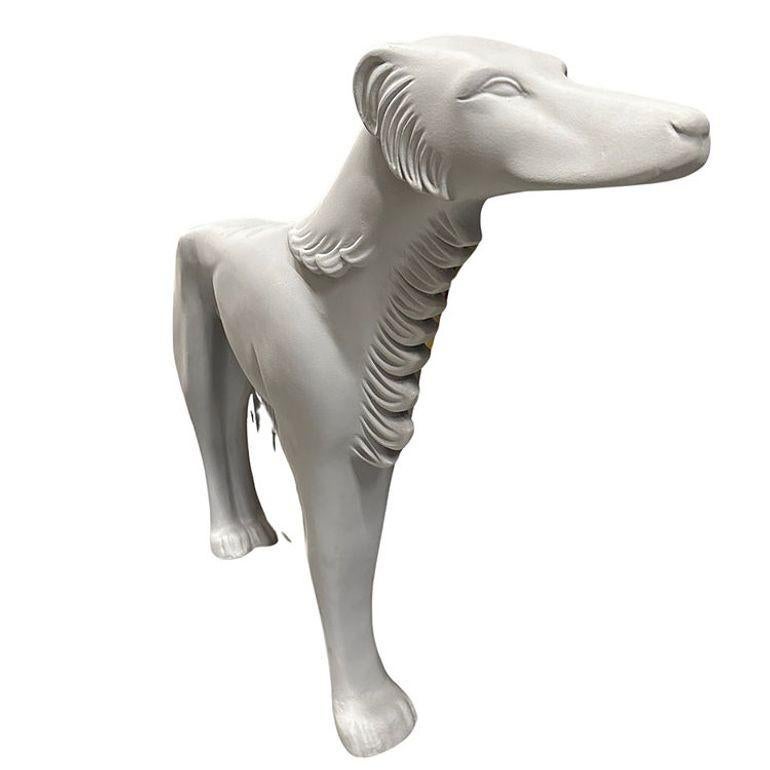 Cette élégante statue de chien de Barzoï en fibre de verre grandeur nature capture la grâce raffinée et posée du chien de chasse russe. D'une hauteur de près de 40 pouces, cette sculpture frappante dégage un air de sophistication classique, avec ses