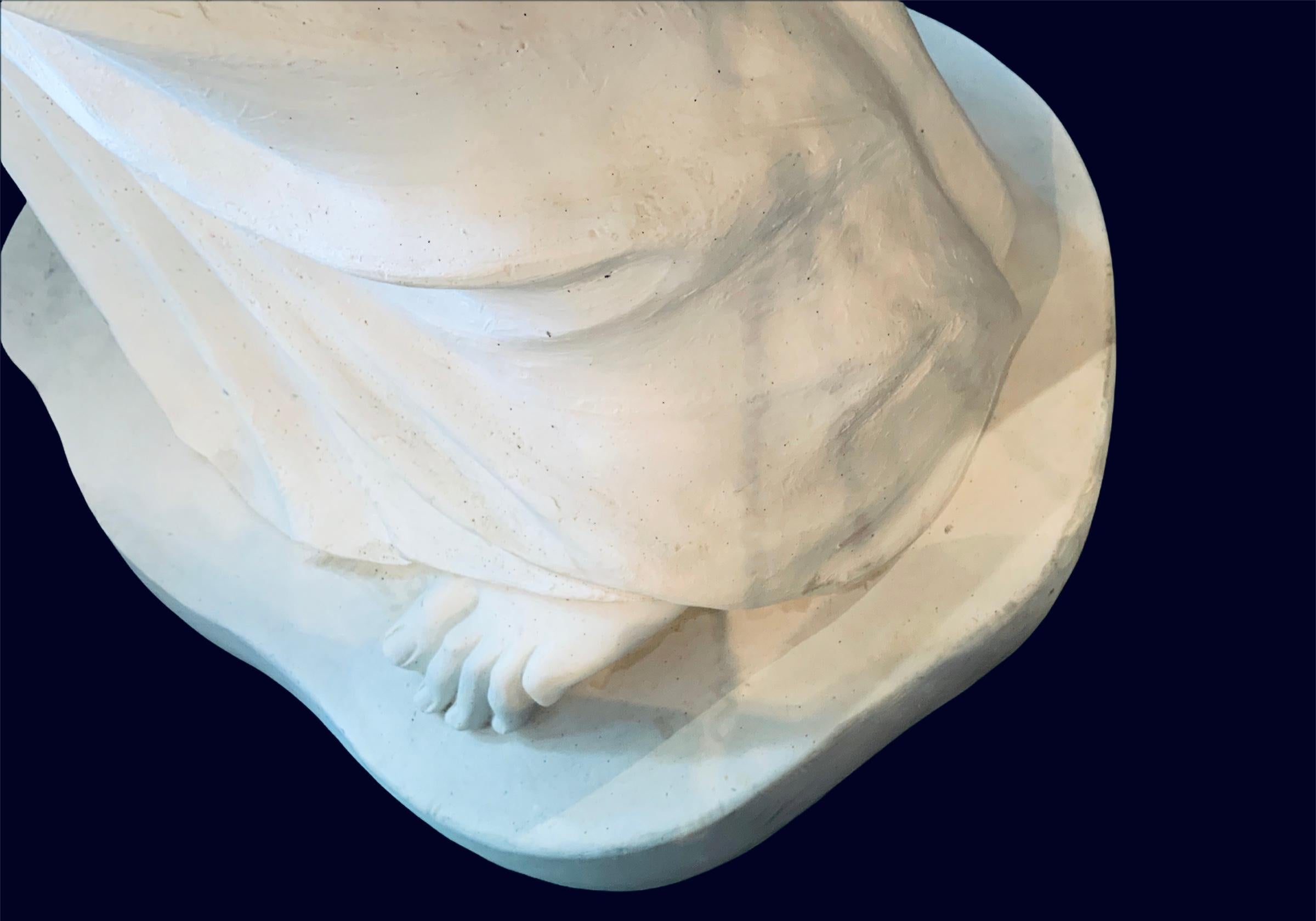 Garten-Skulptur eines jungen Mädchens aus gegossenem Marmor in Lebensgröße, Bonded oder Cold Cast im Angebot 3