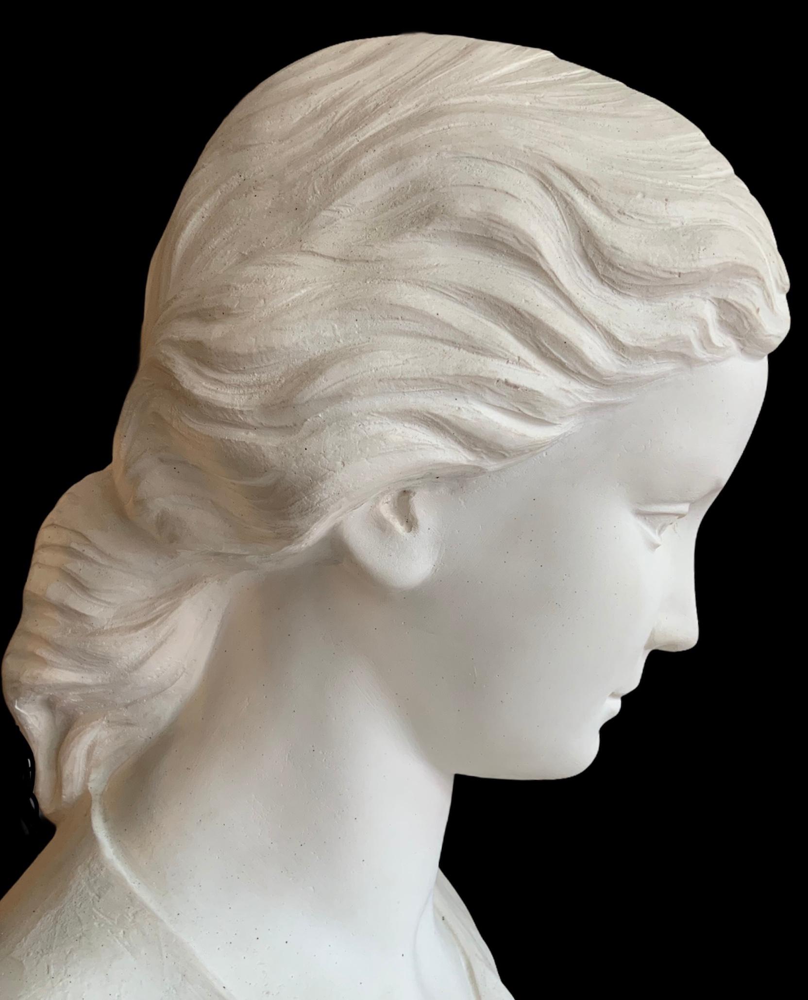 Garten-Skulptur eines jungen Mädchens aus gegossenem Marmor in Lebensgröße, Bonded oder Cold Cast (Neoklassisch) im Angebot