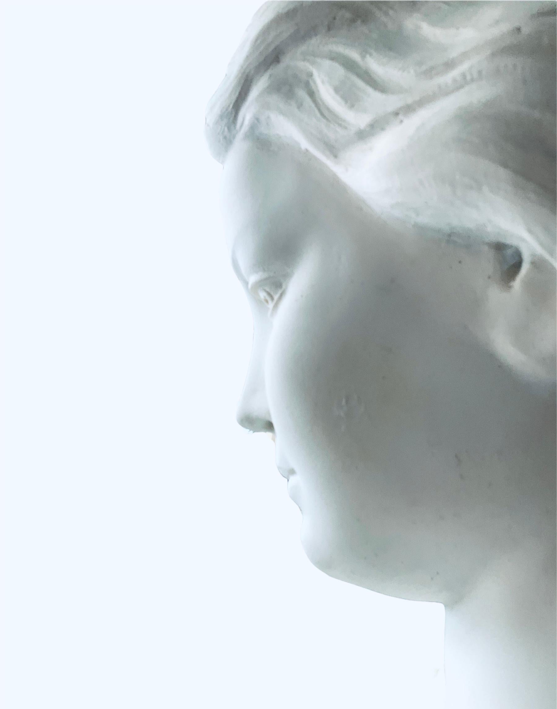 Garten-Skulptur eines jungen Mädchens aus gegossenem Marmor in Lebensgröße, Bonded oder Cold Cast (20. Jahrhundert) im Angebot
