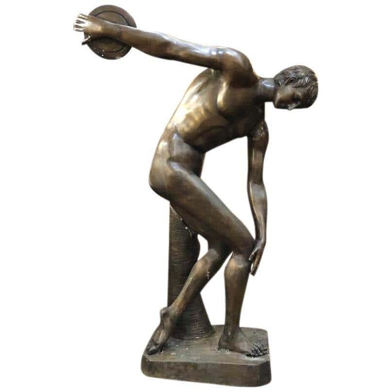 Figurine en bronze, forte et grandeur nature, datant du 20e siècle, représentant un Olympien grec lançant le disque pendant sa pirouette. Ce grand bronze mesure plus de 1,5 mètre de haut. La qualité est exceptionnelle, avec de nombreux détails sur
